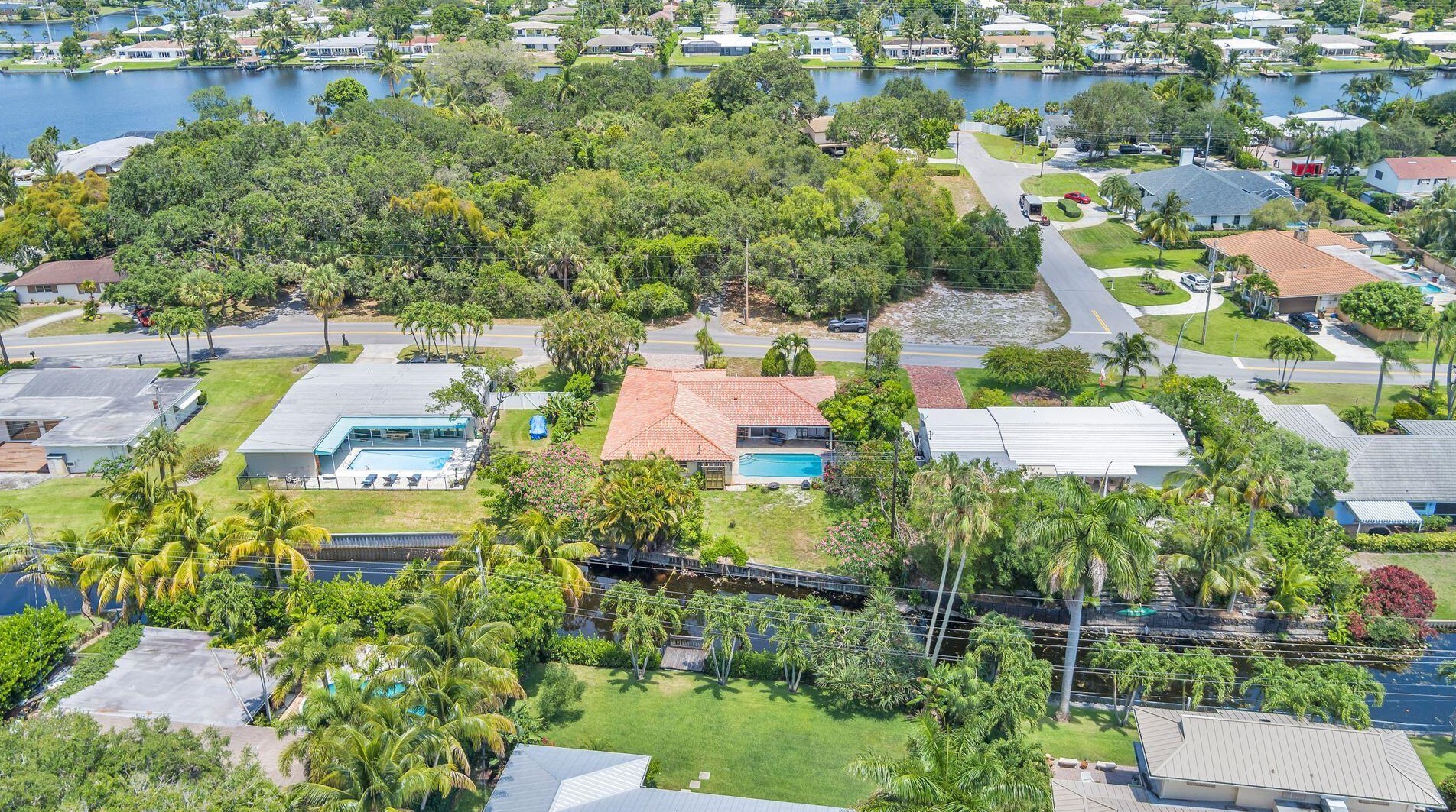 7621 Lake Dr, West Palm Beach FL  33406-8739 exterior