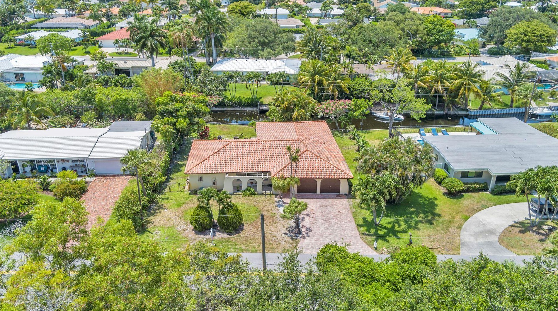 7621 Lake Dr, West Palm Beach FL  33406-8739 exterior