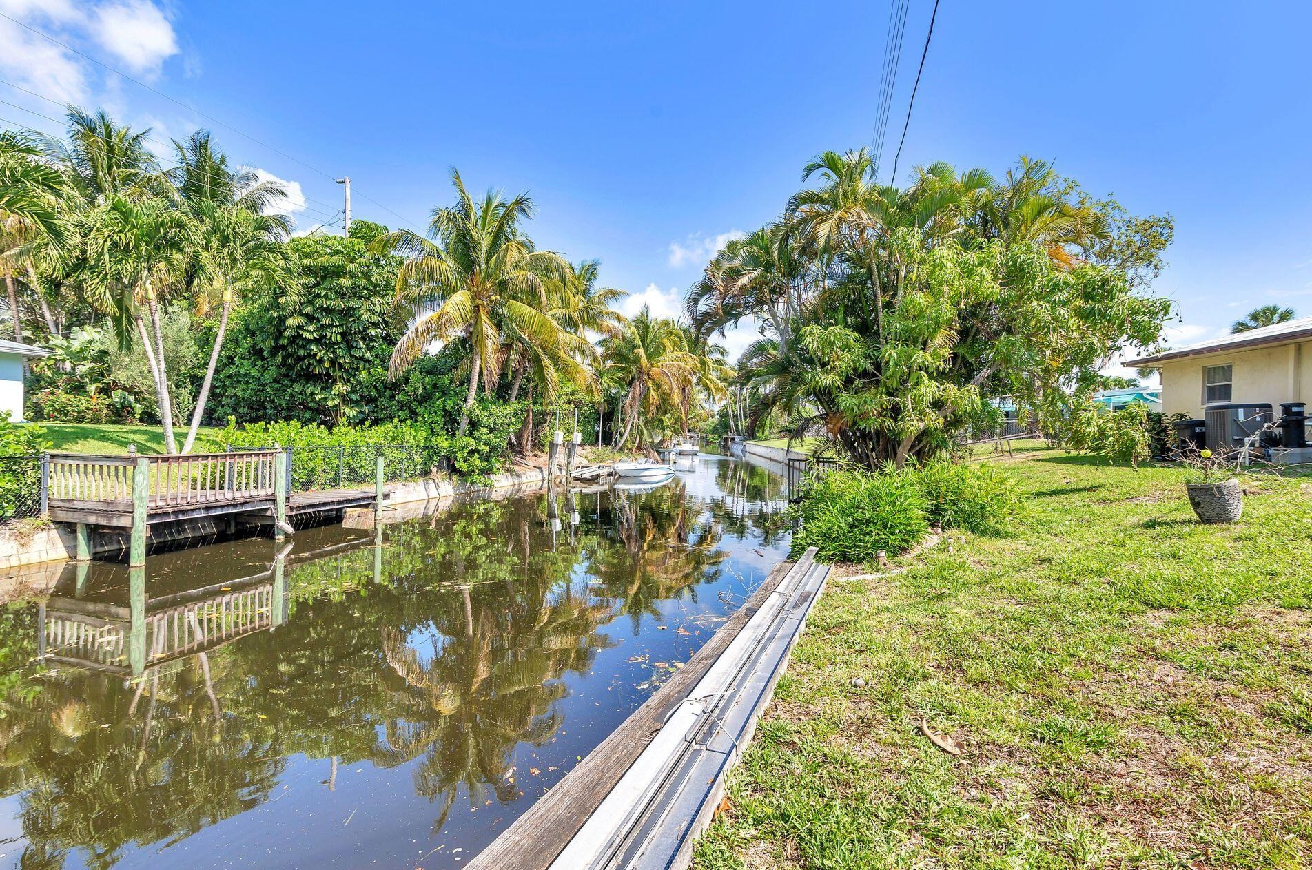 7621 Lake Dr, West Palm Beach FL  33406-8739 exterior