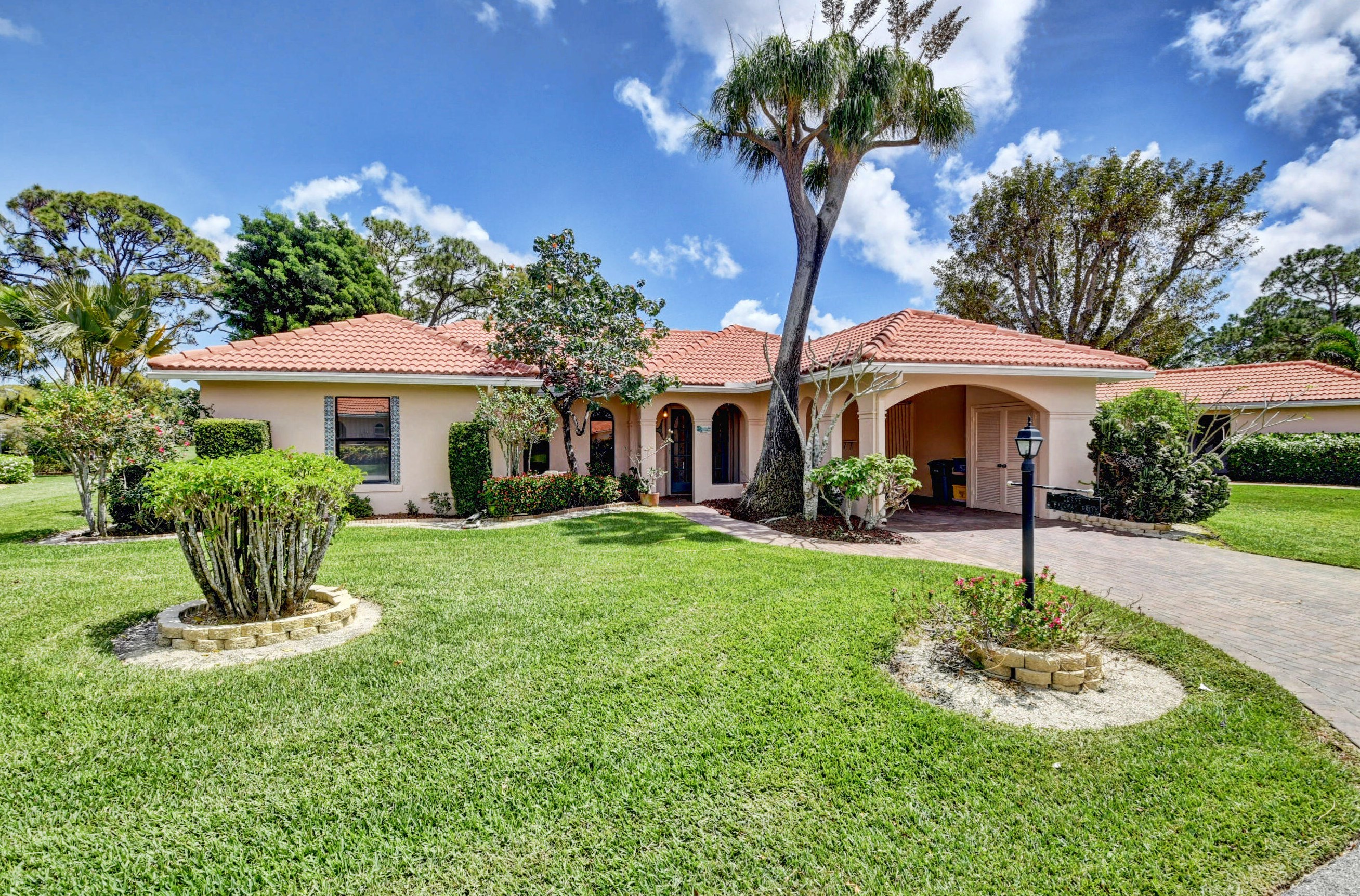4 Fairway Dr, Boynton Beach, FL 33436-5542