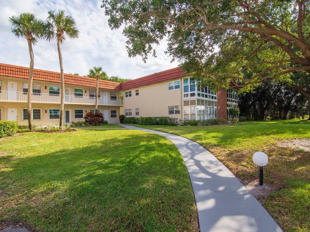 50 Woodland Dr #105, Vero Beach, FL 32962