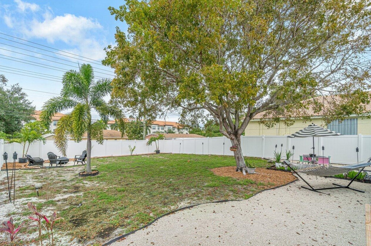 309 B St, Lake Worth FL  33460-3229 exterior