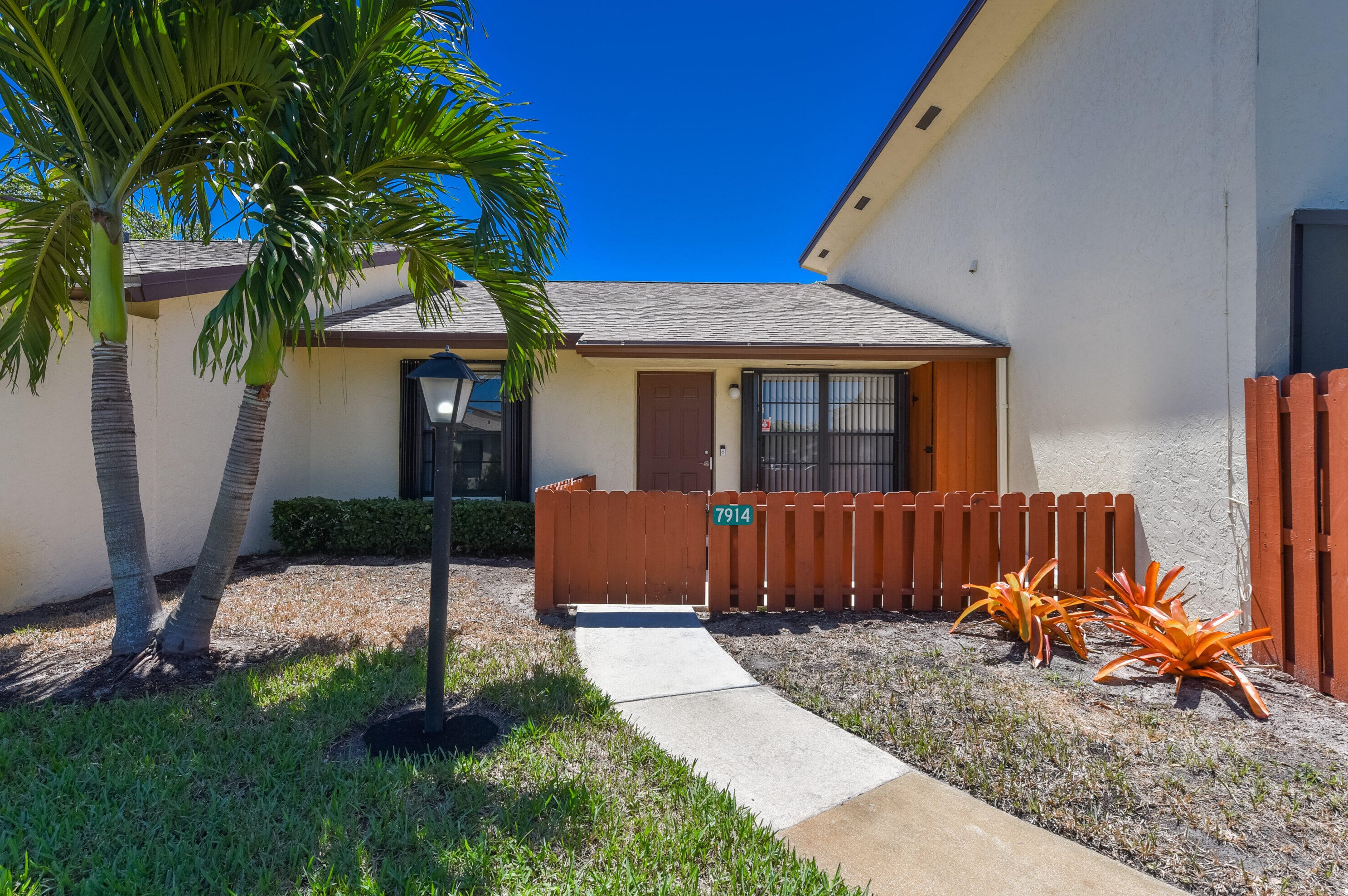 7914 Villa Cir, Hobe Sound FL  33455-2041 exterior