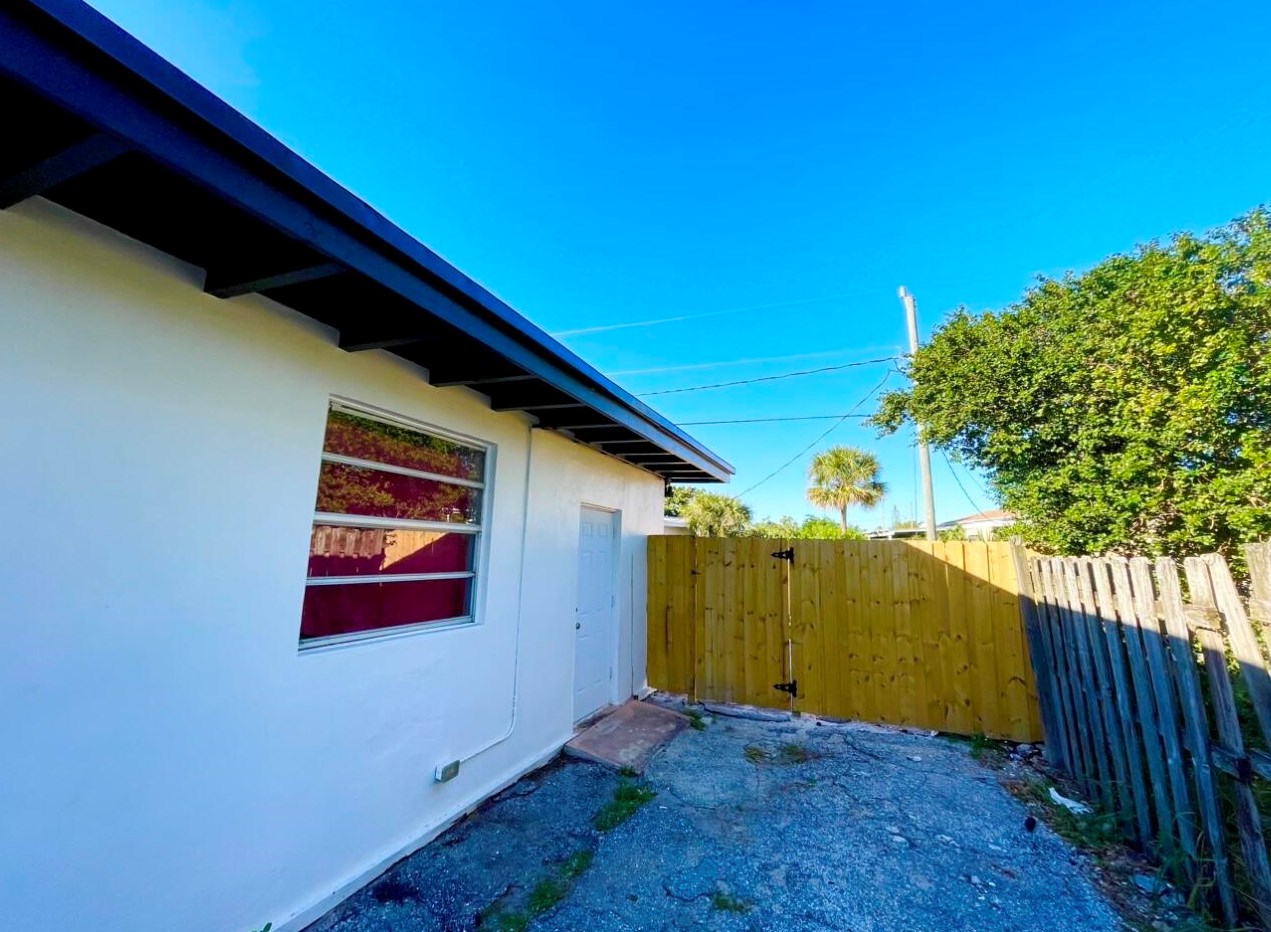 911 42nd St #3, West Palm Beach, FL 33407