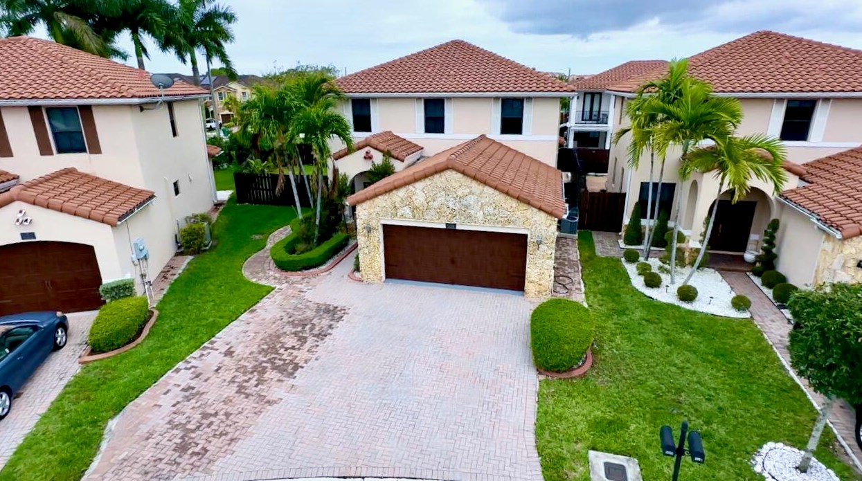 1008 99th Ave, Miami, FL 33172-2210