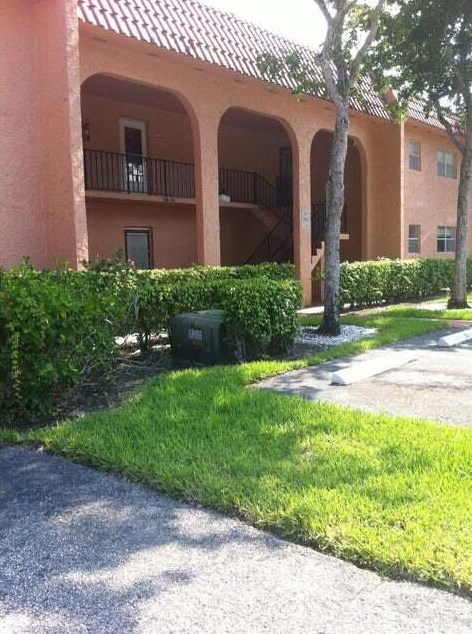 206 Lake Dora Dr, West Palm Beach, FL 33411