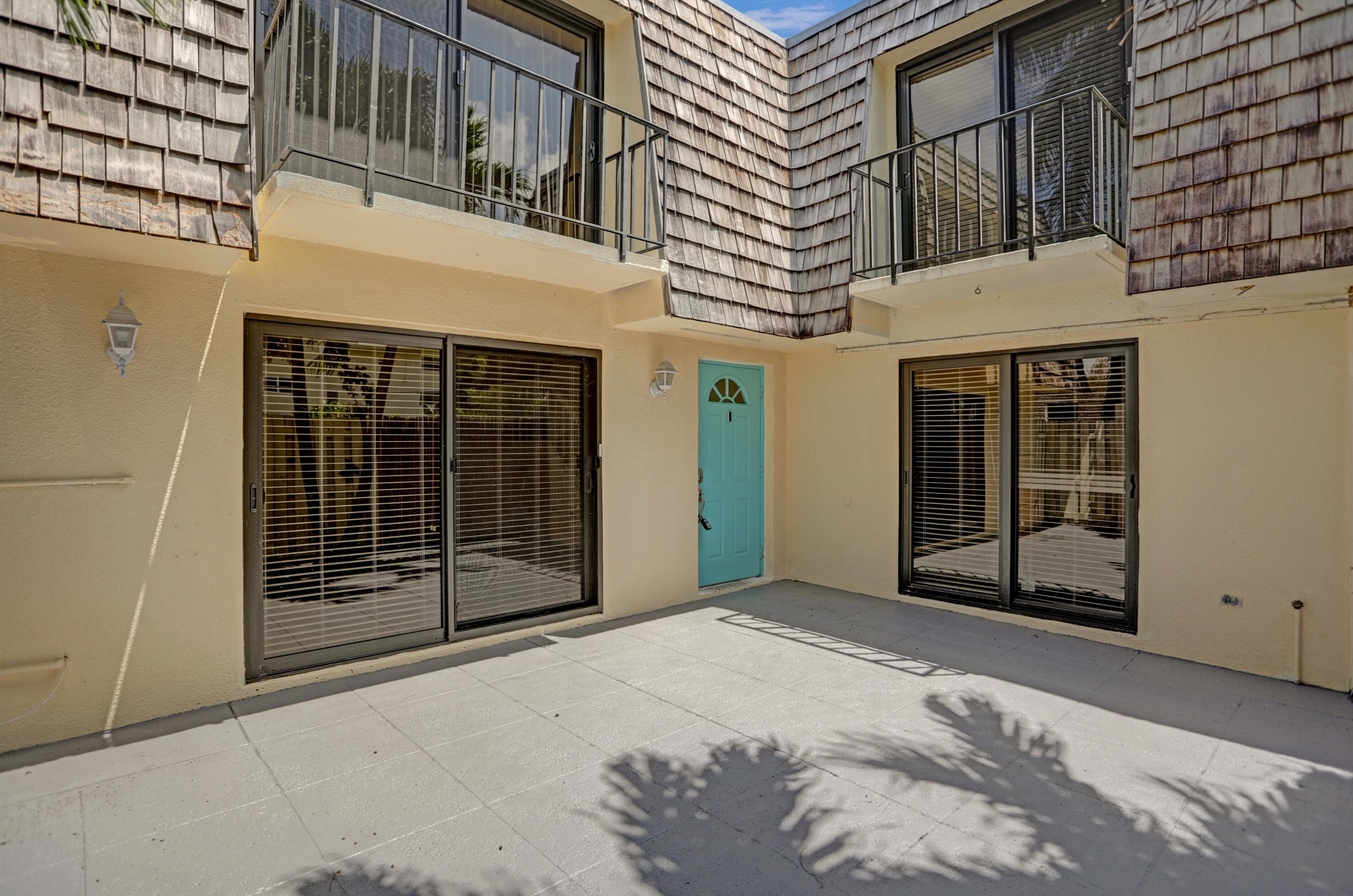 257 Lake Arbor Dr, Lake Worth, FL 33461