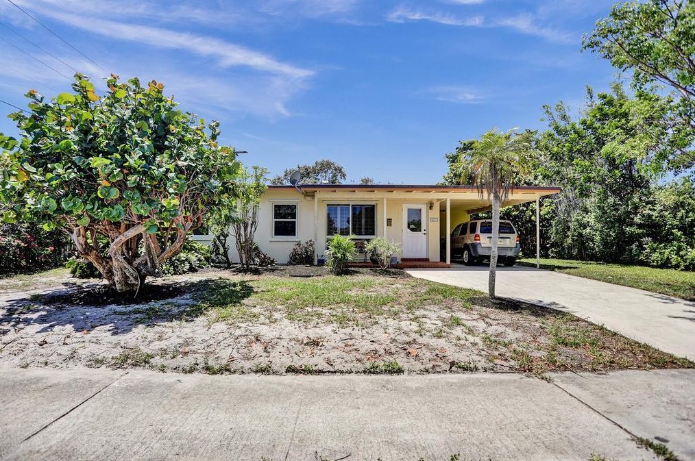 427 Arnold Ave, Lake Worth, FL 33462-3115