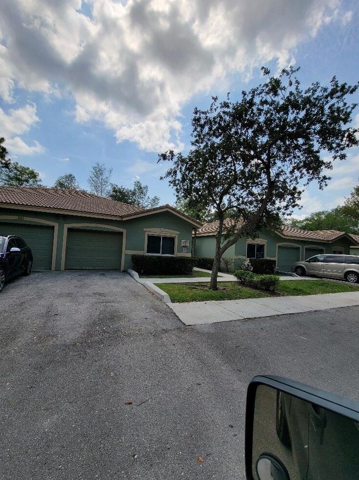 220 Crestwood Cir Apt 102, West Palm Beach, FL 33411