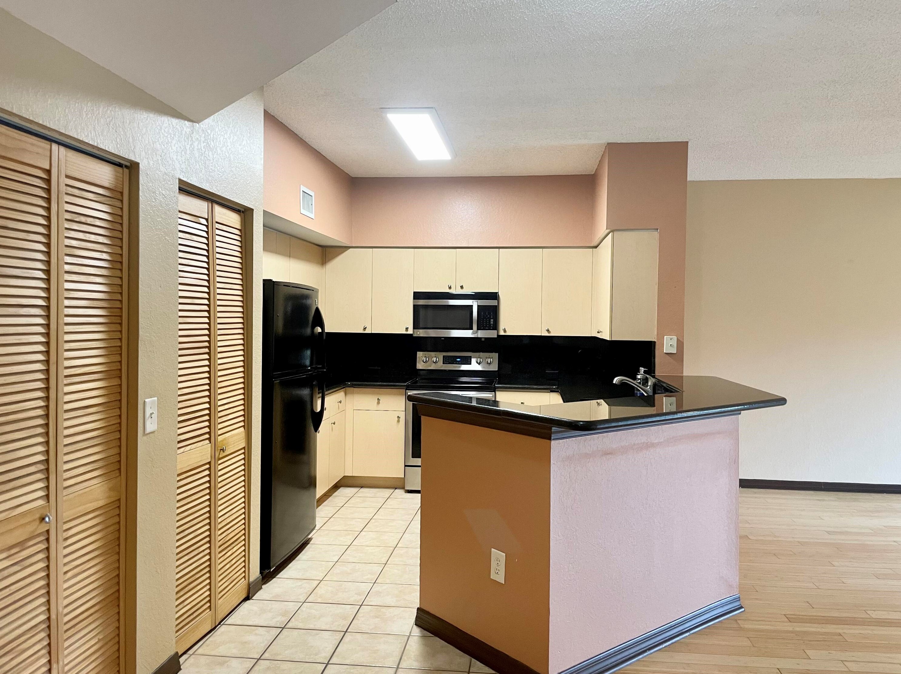 210 Crestwood Cir Apt 102, West Palm Beach, FL 33411