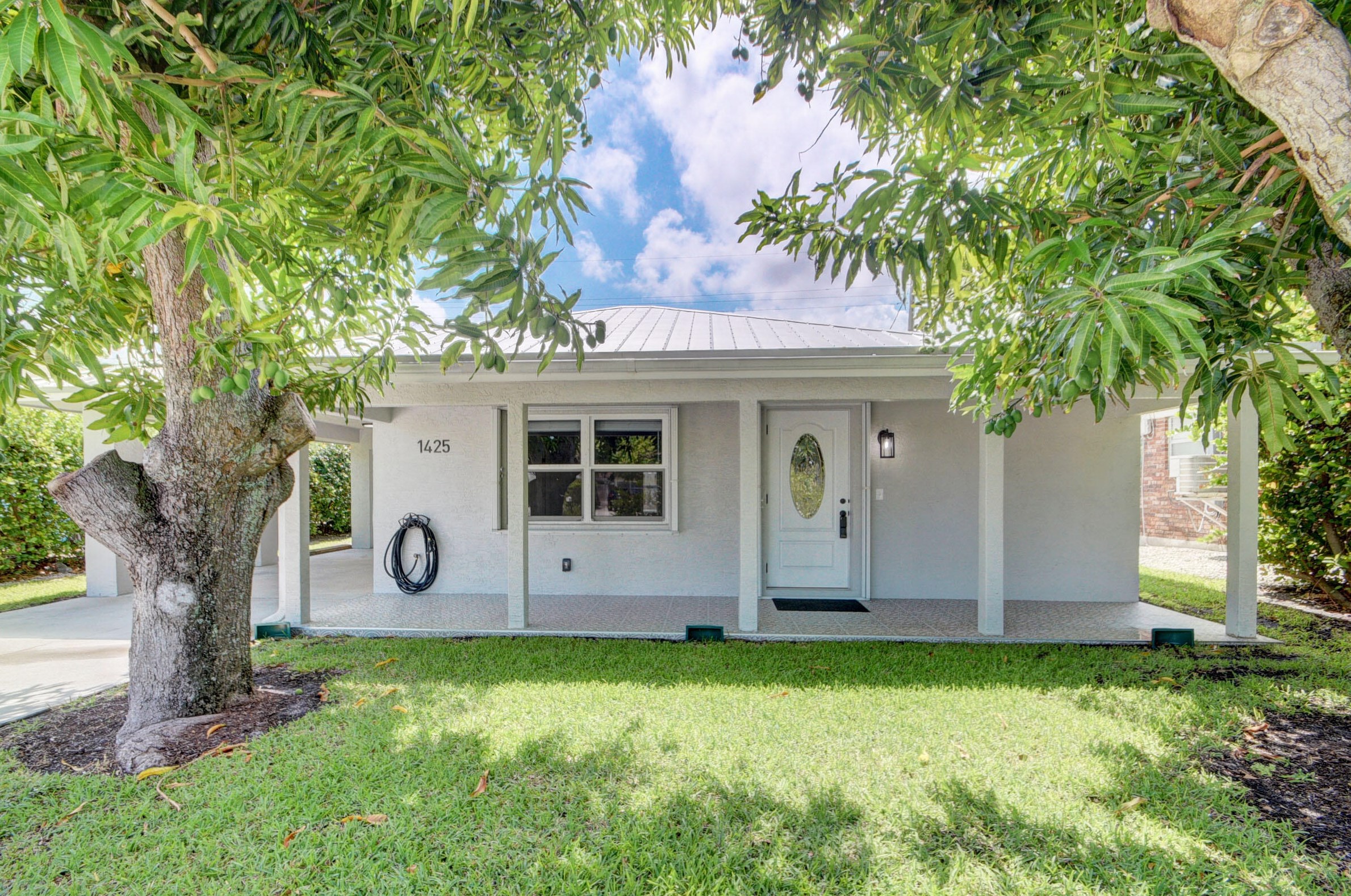 1425 Federal Hwy, Lake Worth FL  33460-1942 exterior