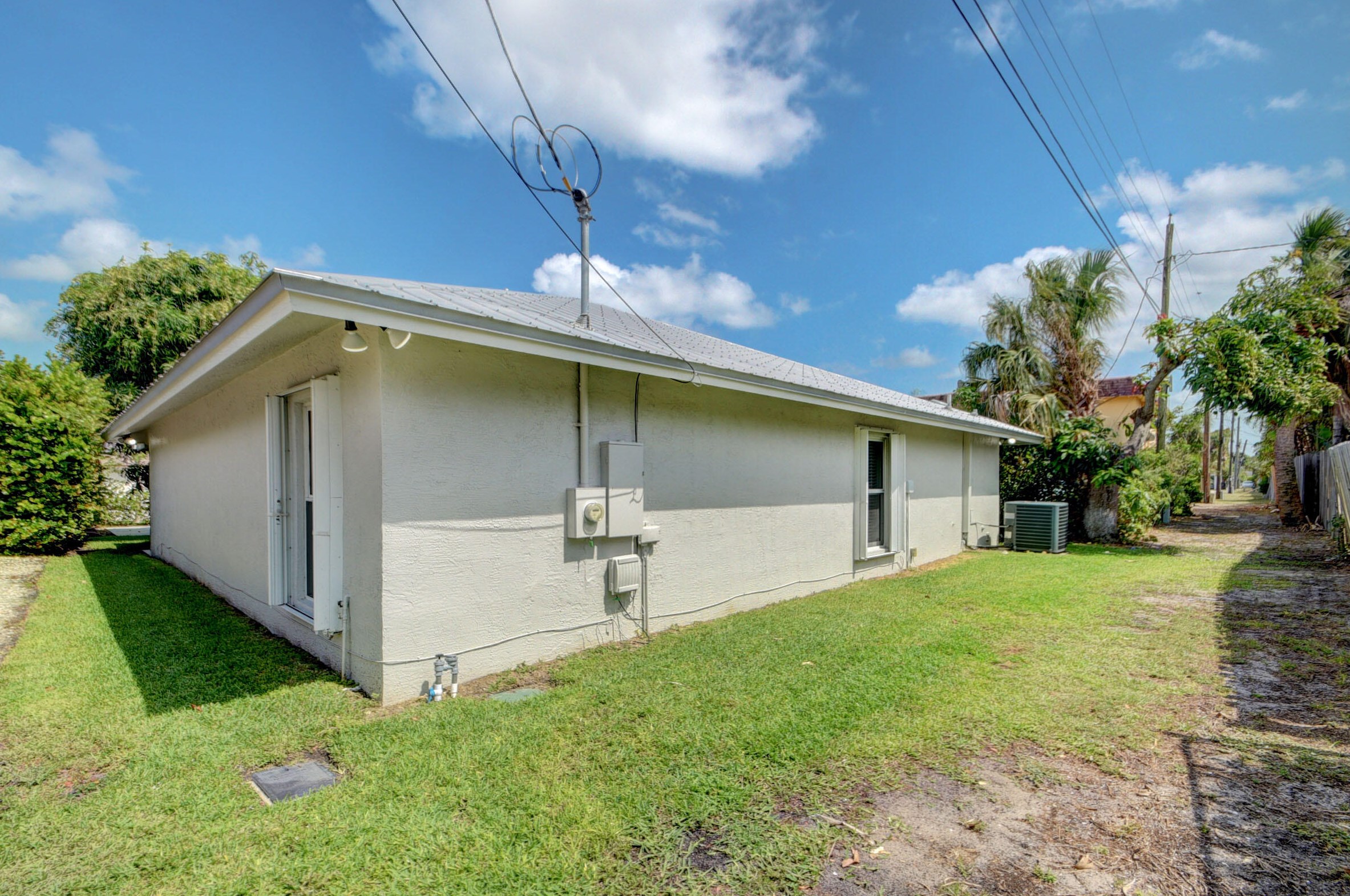 1425 Federal Hwy, Lake Worth FL  33460-1942 exterior