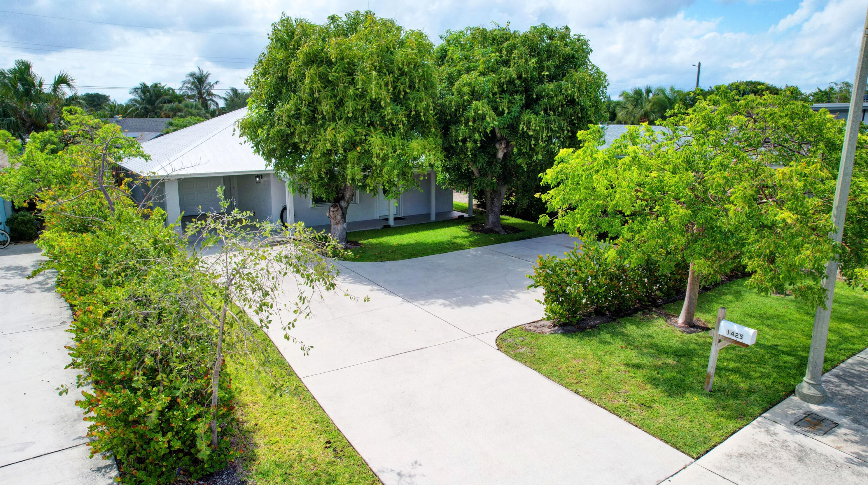 1425 Federal Hwy, Lake Worth FL  33460-1942 exterior