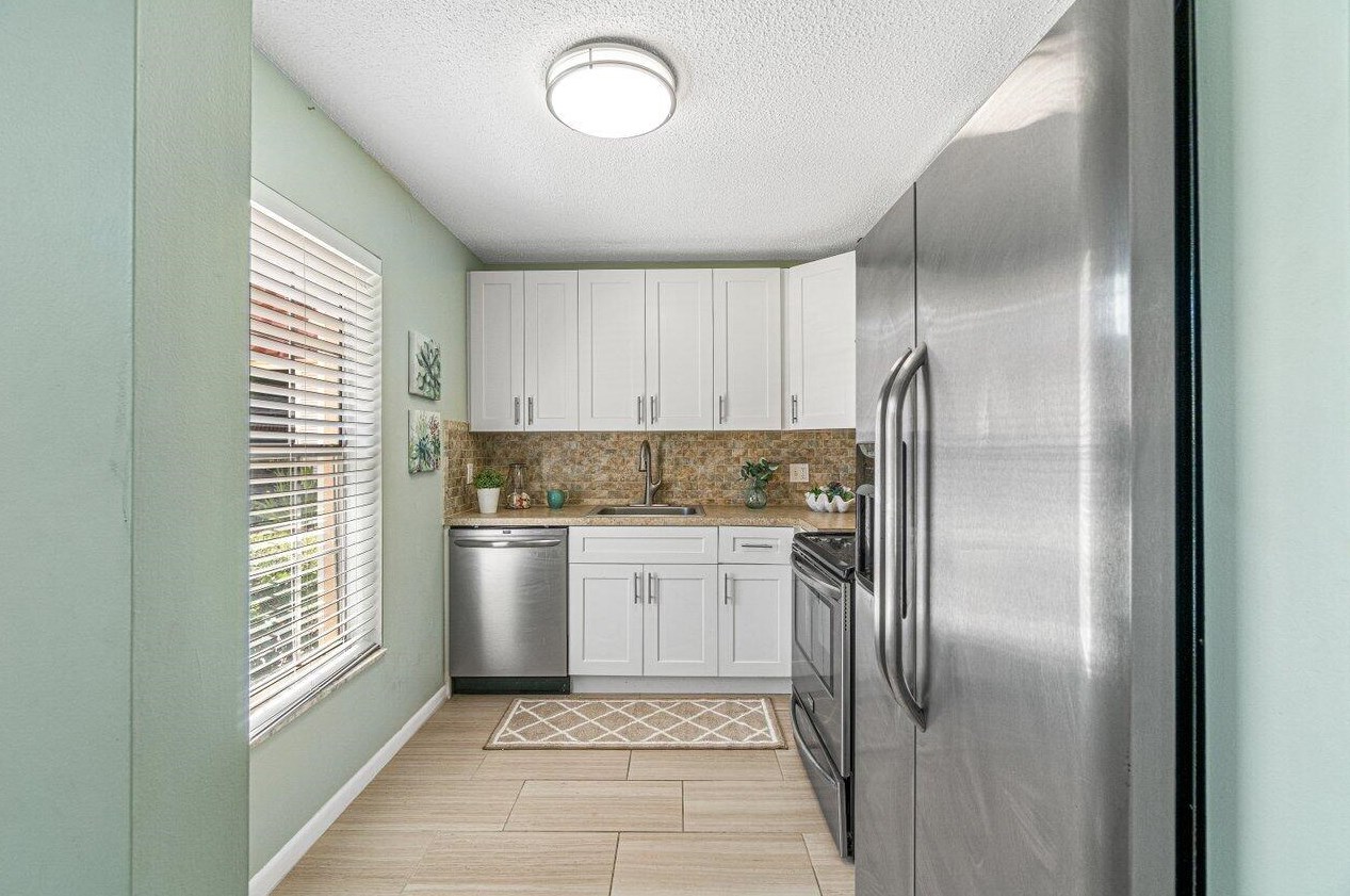 895 Worcester Ln, Lake Worth, FL 33467-2750