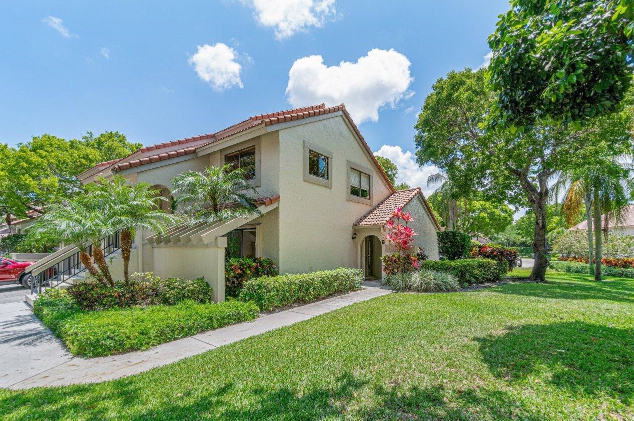 5560 Coach House Cir, Boca Raton, FL 33486-8680