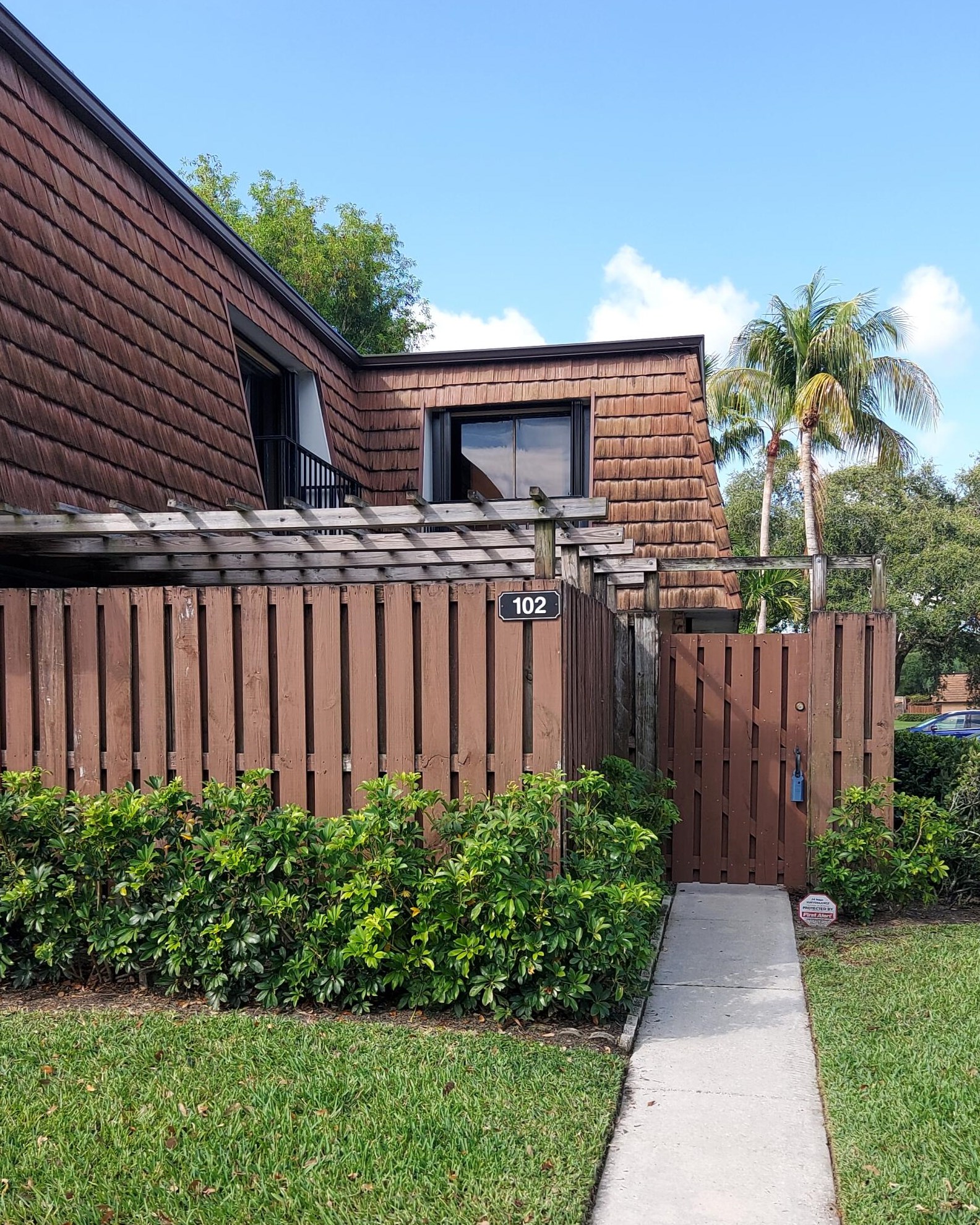 102 1st Ln, Lake Worth, FL 33463-3545