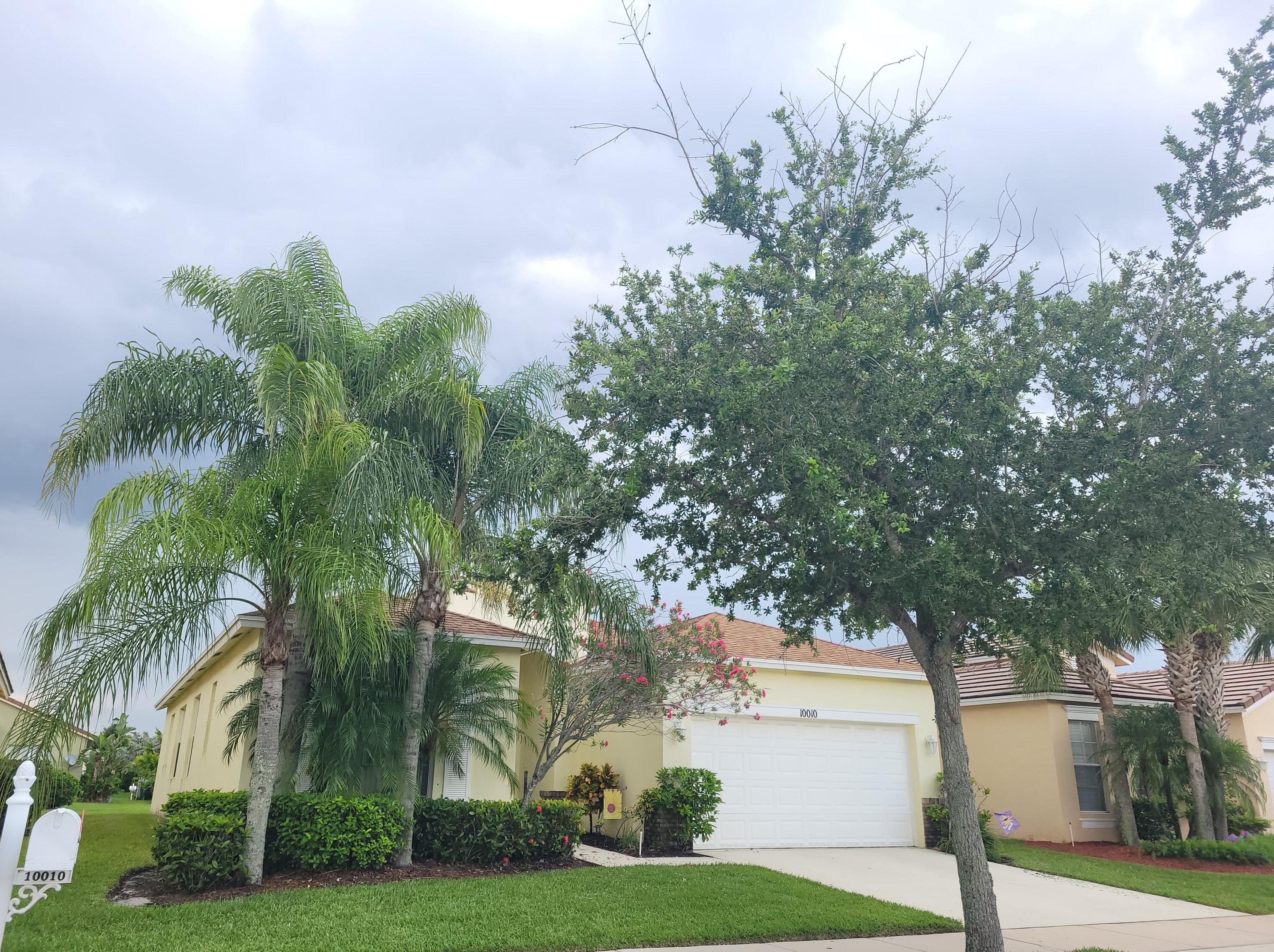 10010 Stonegate Dr, Fort Pierce FL  34987-2424 exterior