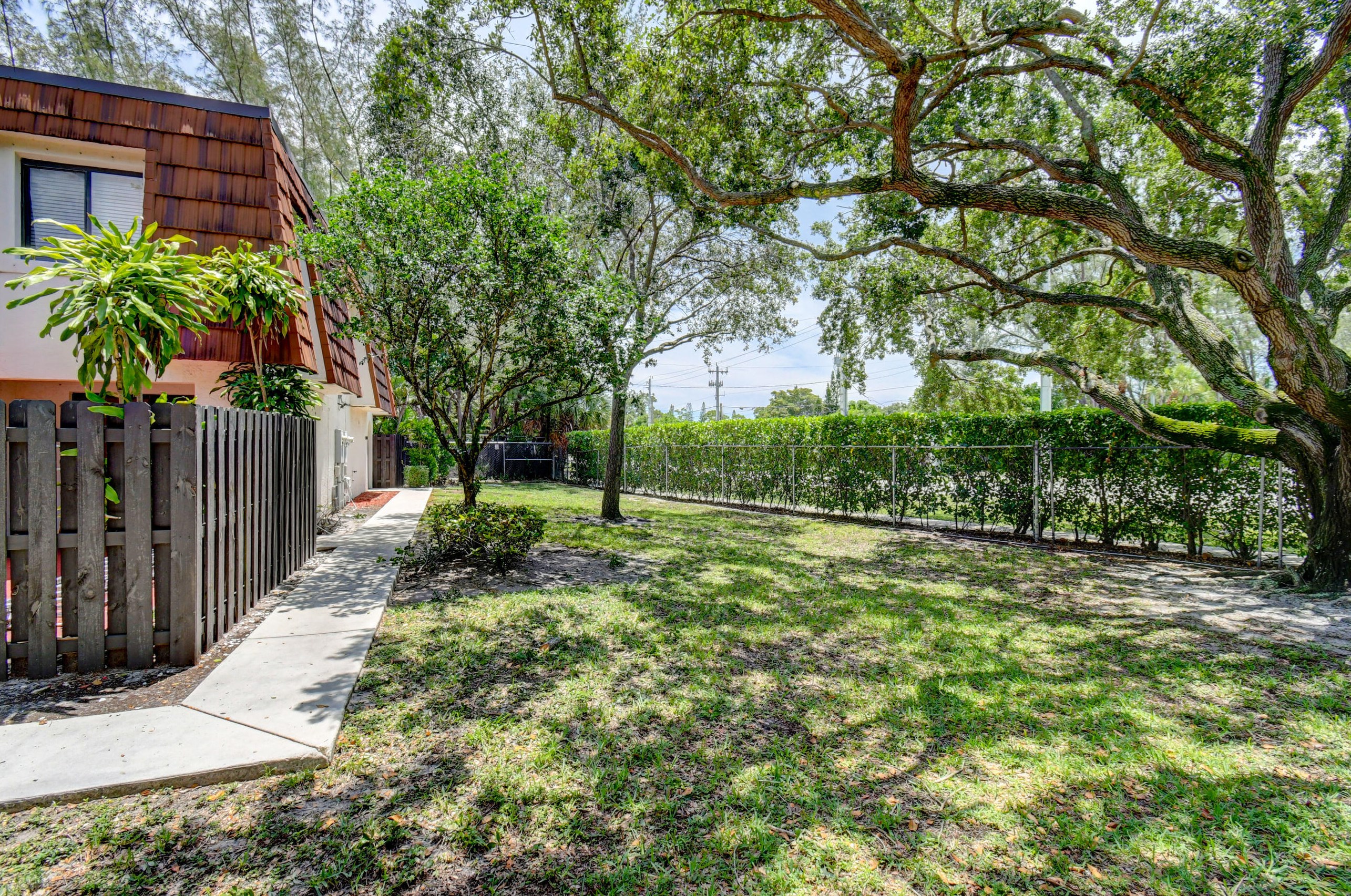 2212 White Pine Cir, West Palm Beach, FL 33415-6111