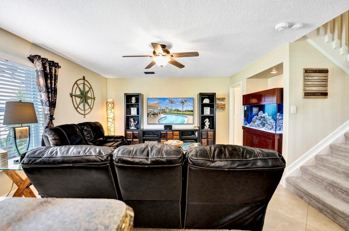 6074 Las Colinas Cir, Lake Worth FL 33463-6560 exterior