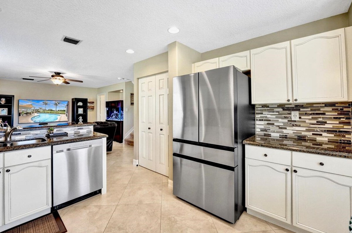 6074 Las Colinas Cir, Lake Worth FL 33463-6560 exterior