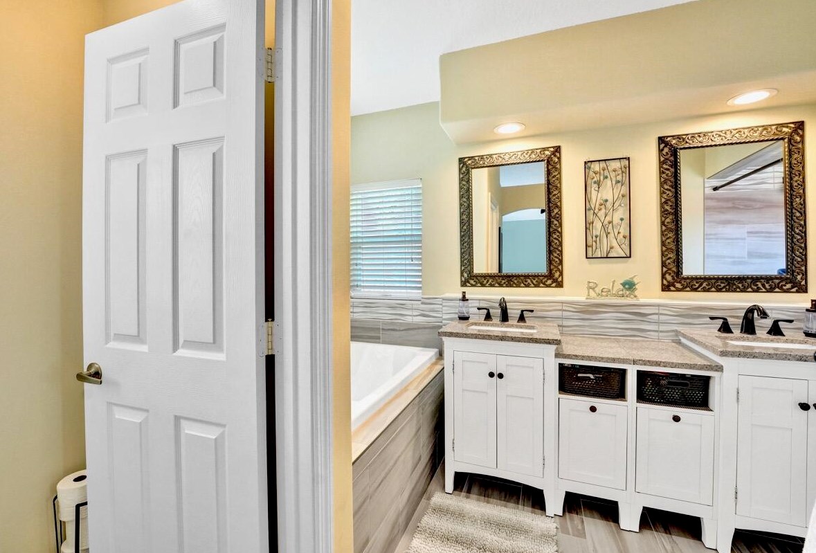 6074 Las Colinas Cir, Lake Worth FL 33463-6560 exterior