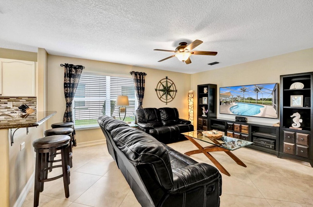 6074 Las Colinas Cir, Lake Worth FL 33463-6560 exterior