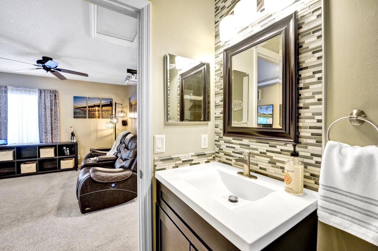 6074 Las Colinas Cir, Lake Worth FL 33463-6560 exterior