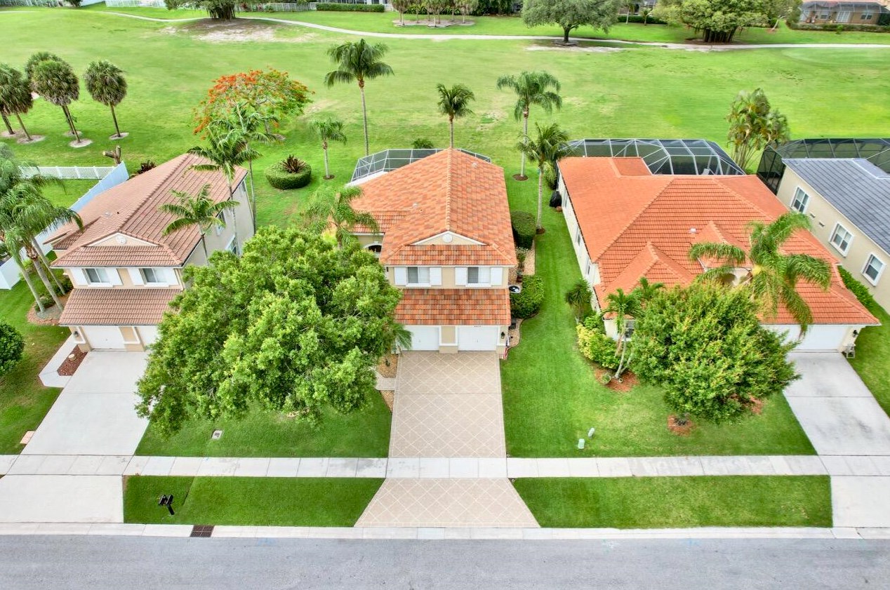 6074 Las Colinas Cir, Lake Worth FL 33463-6560 exterior