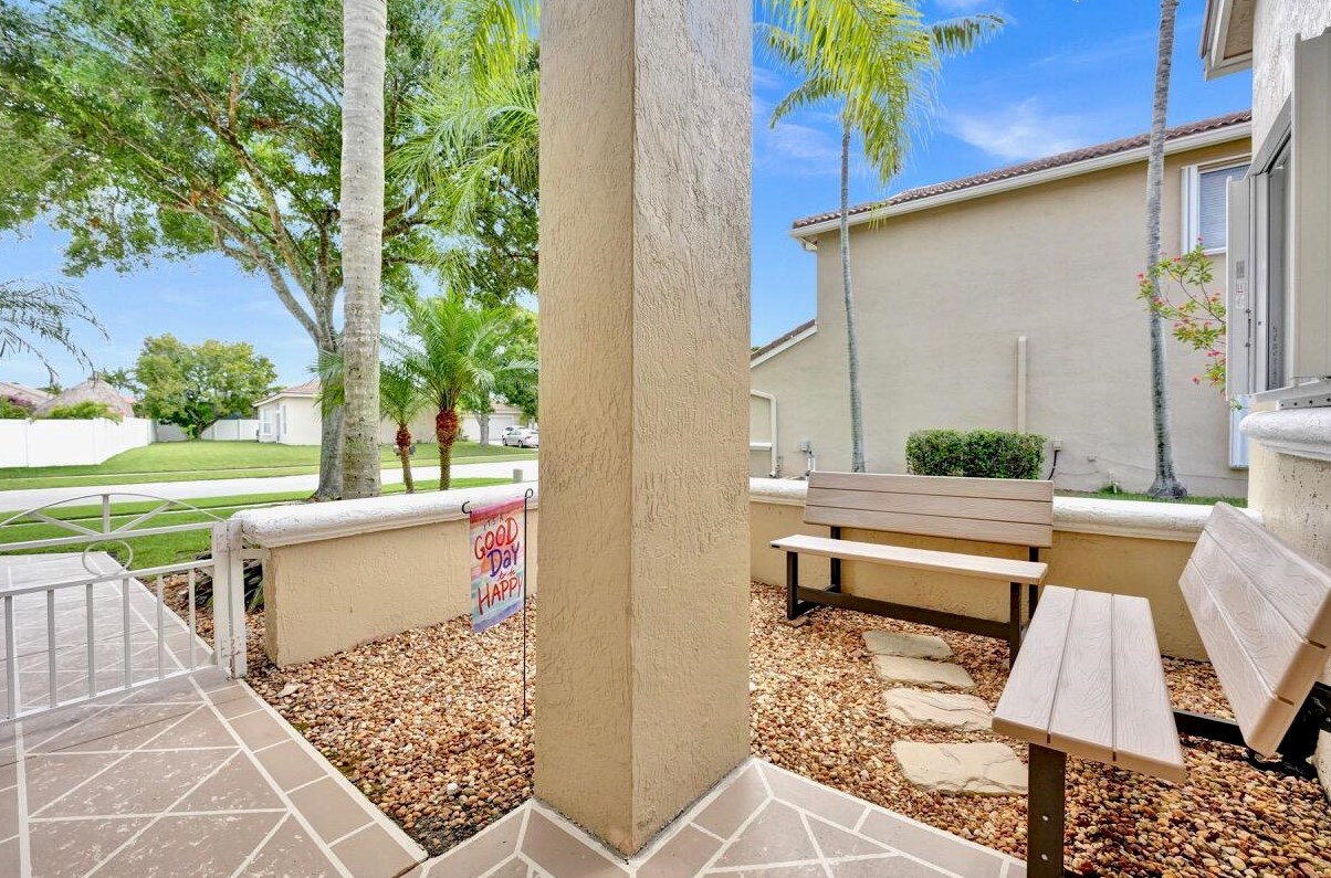 6074 Las Colinas Cir, Lake Worth FL 33463-6560 exterior