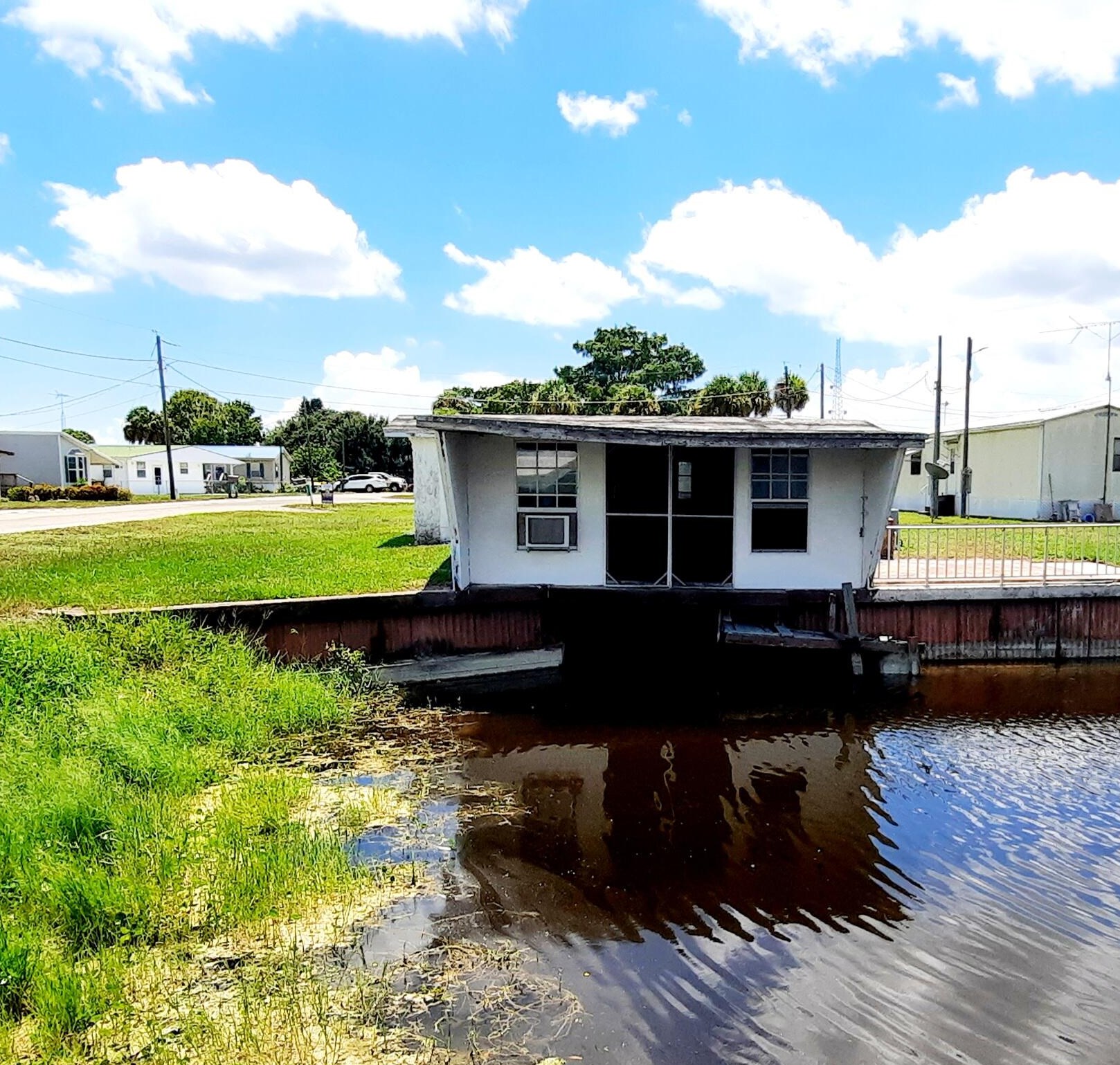 1052 Lime St, Okeechobee FL  34974-0511 exterior