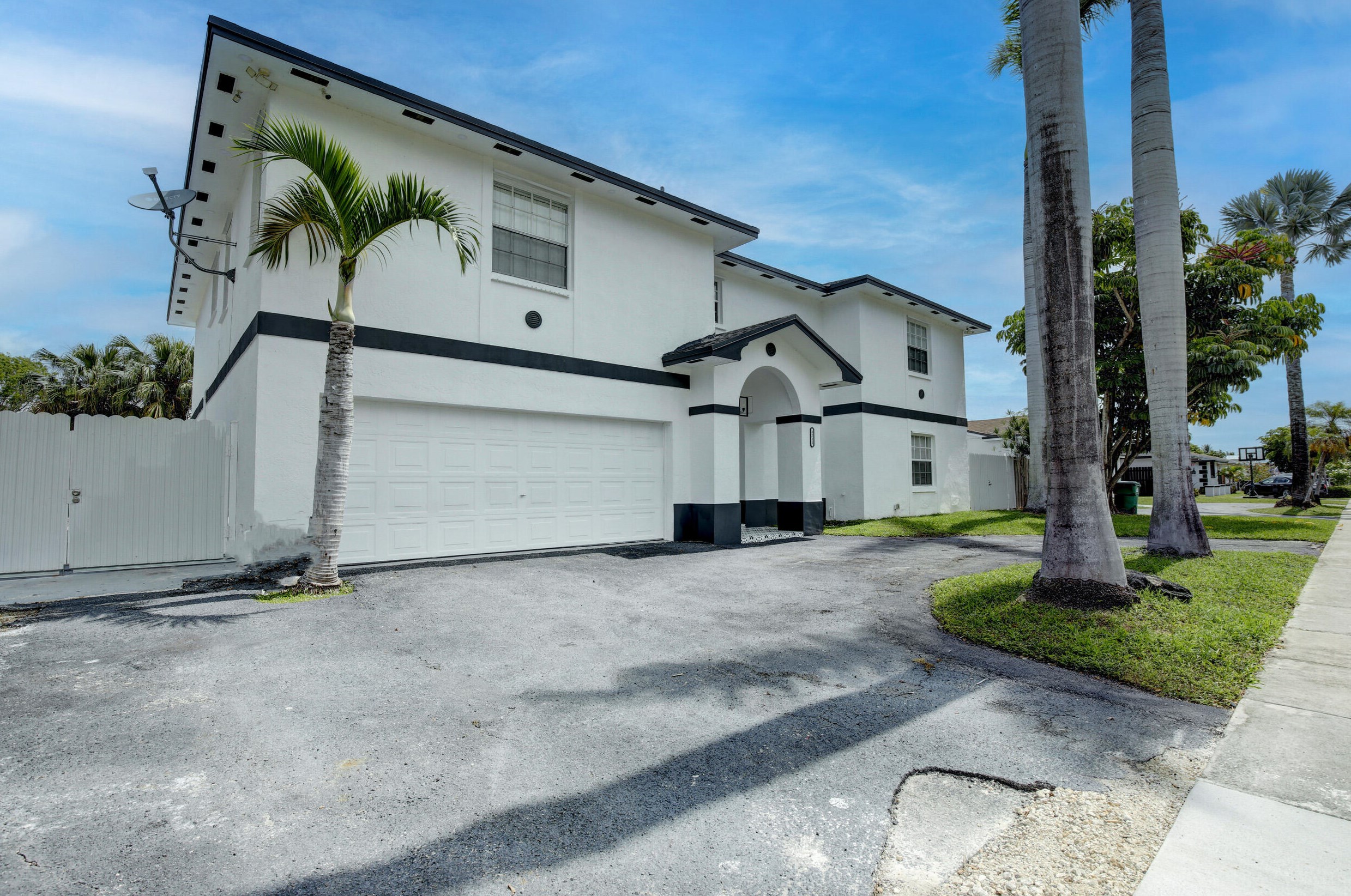8211 205th St, Miami, FL 33189-2620