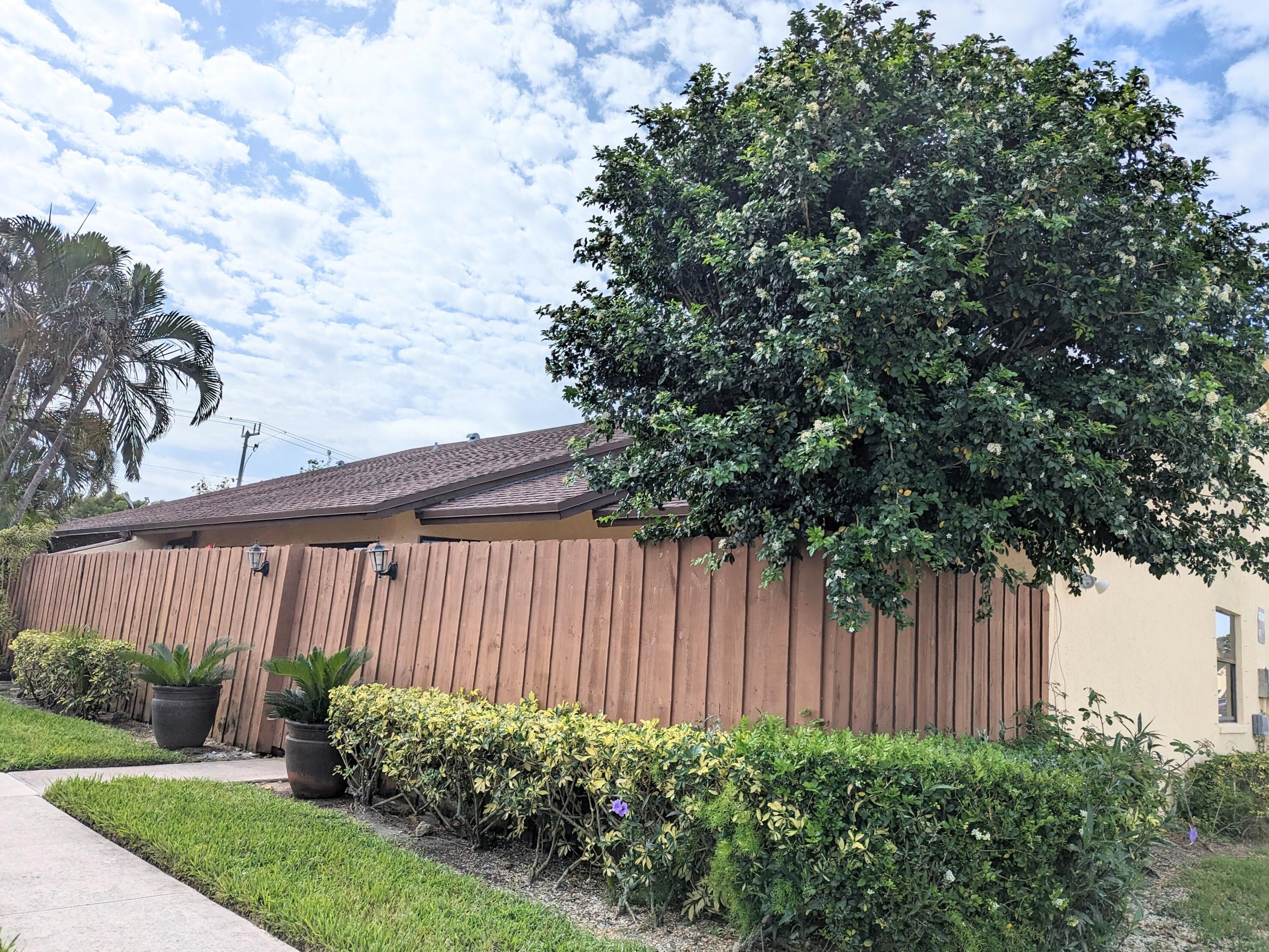401 Springdale Cir, Lake Worth, FL 33461-1529