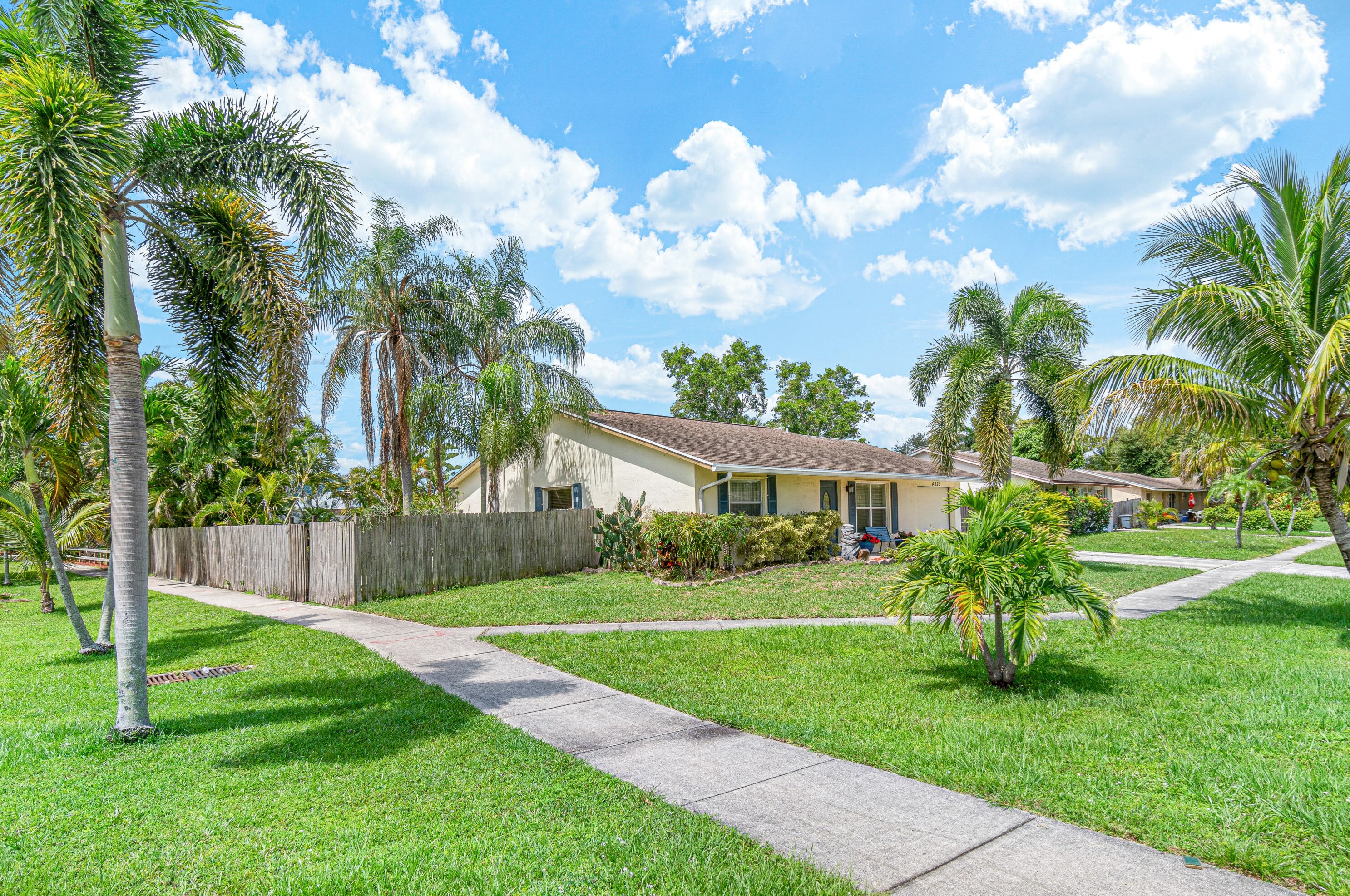 4832 Poseidon Pl, Lake Worth FL  33463-7285 exterior