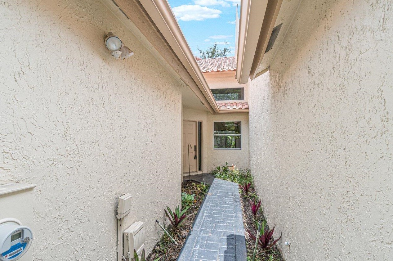 5142 Majorca Club Dr, Boca Raton FL  33486-8705 exterior