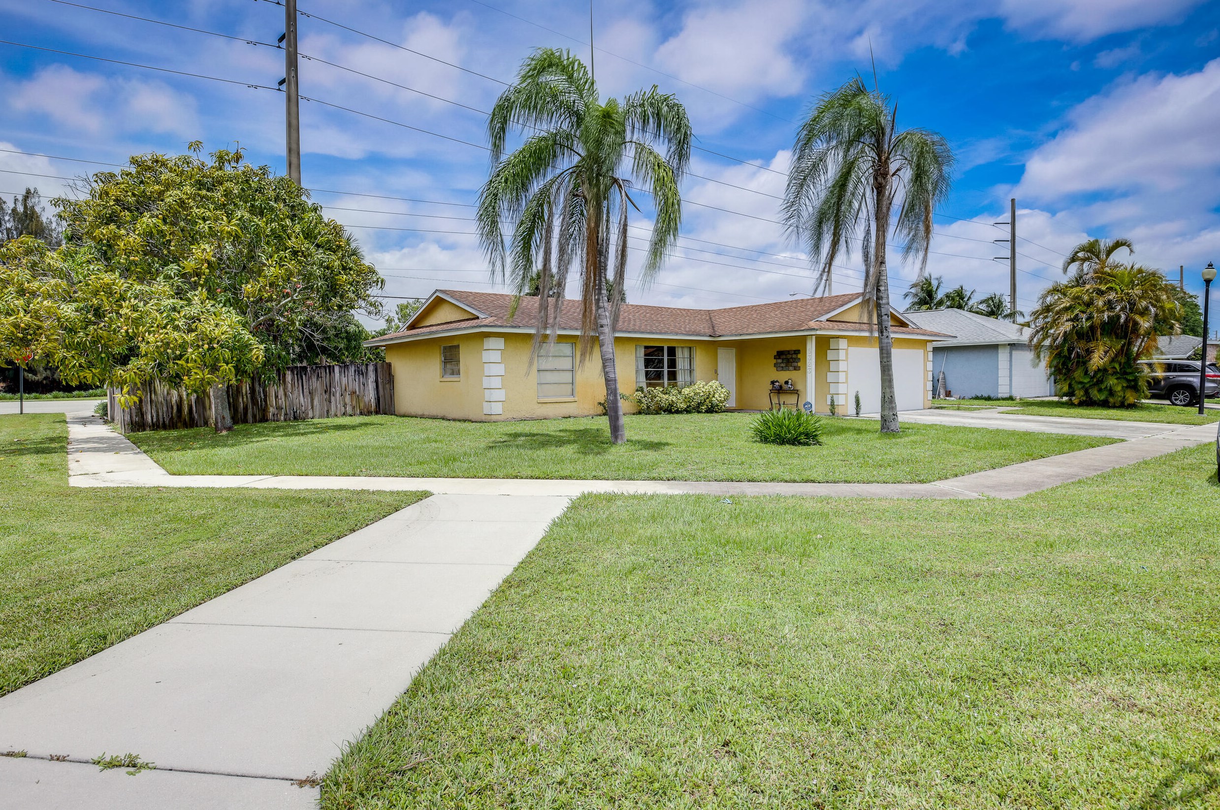 5323 Sandhurst Cir, Lake Worth, FL 33463-5809