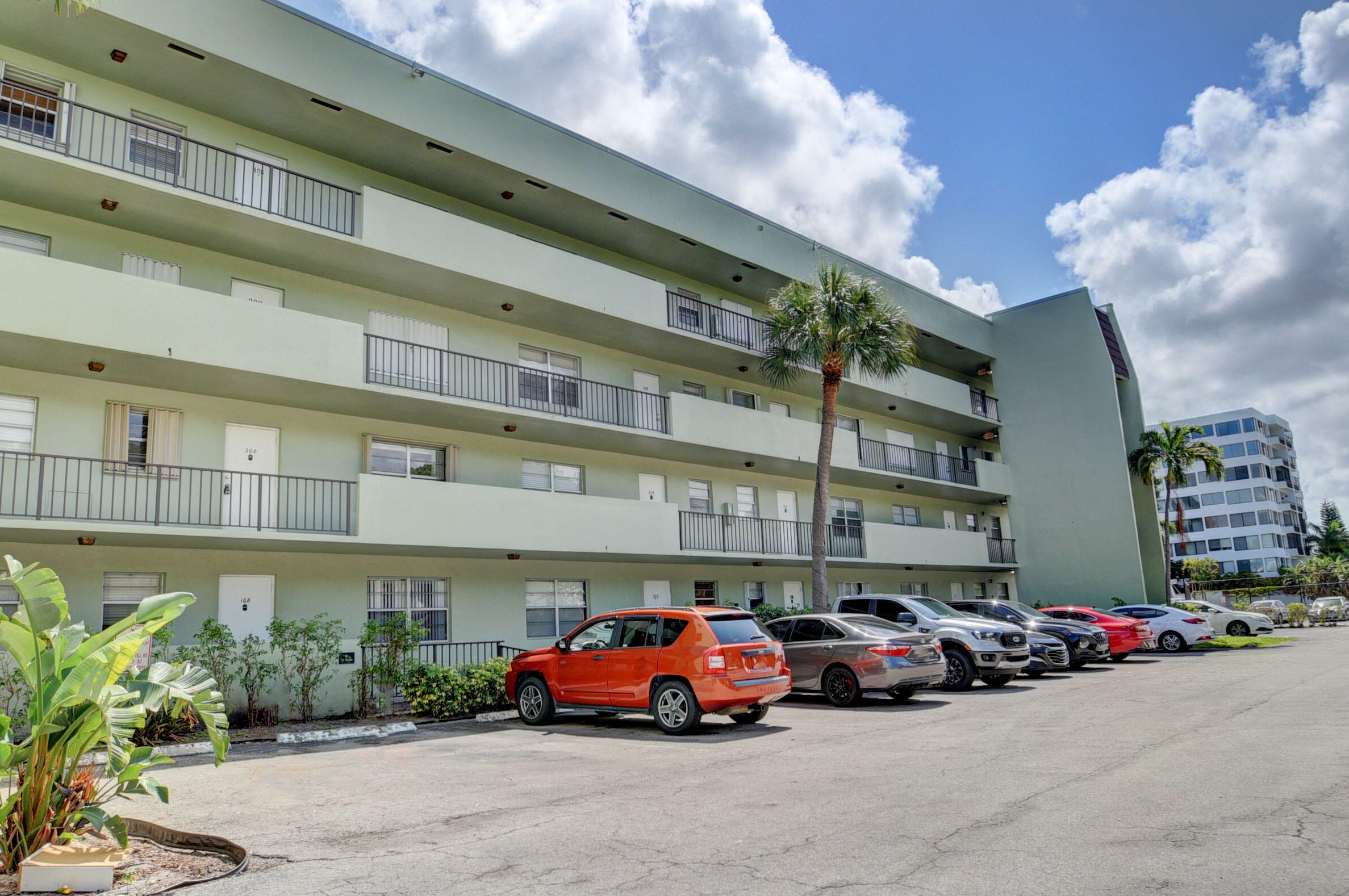1638 Embassy Dr #208, West Palm Beach, FL 33401