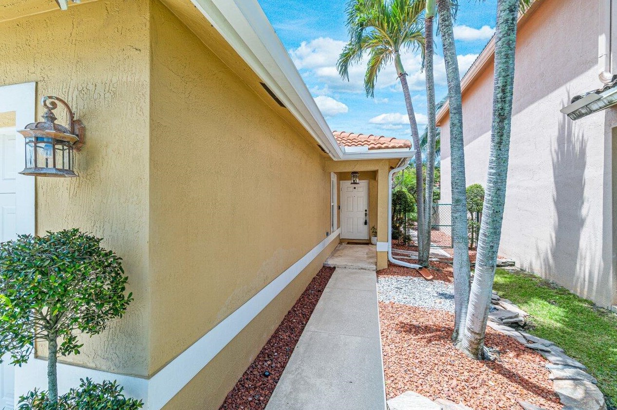 6466 Willoughby Cir, Lake Worth, FL 33463-9305