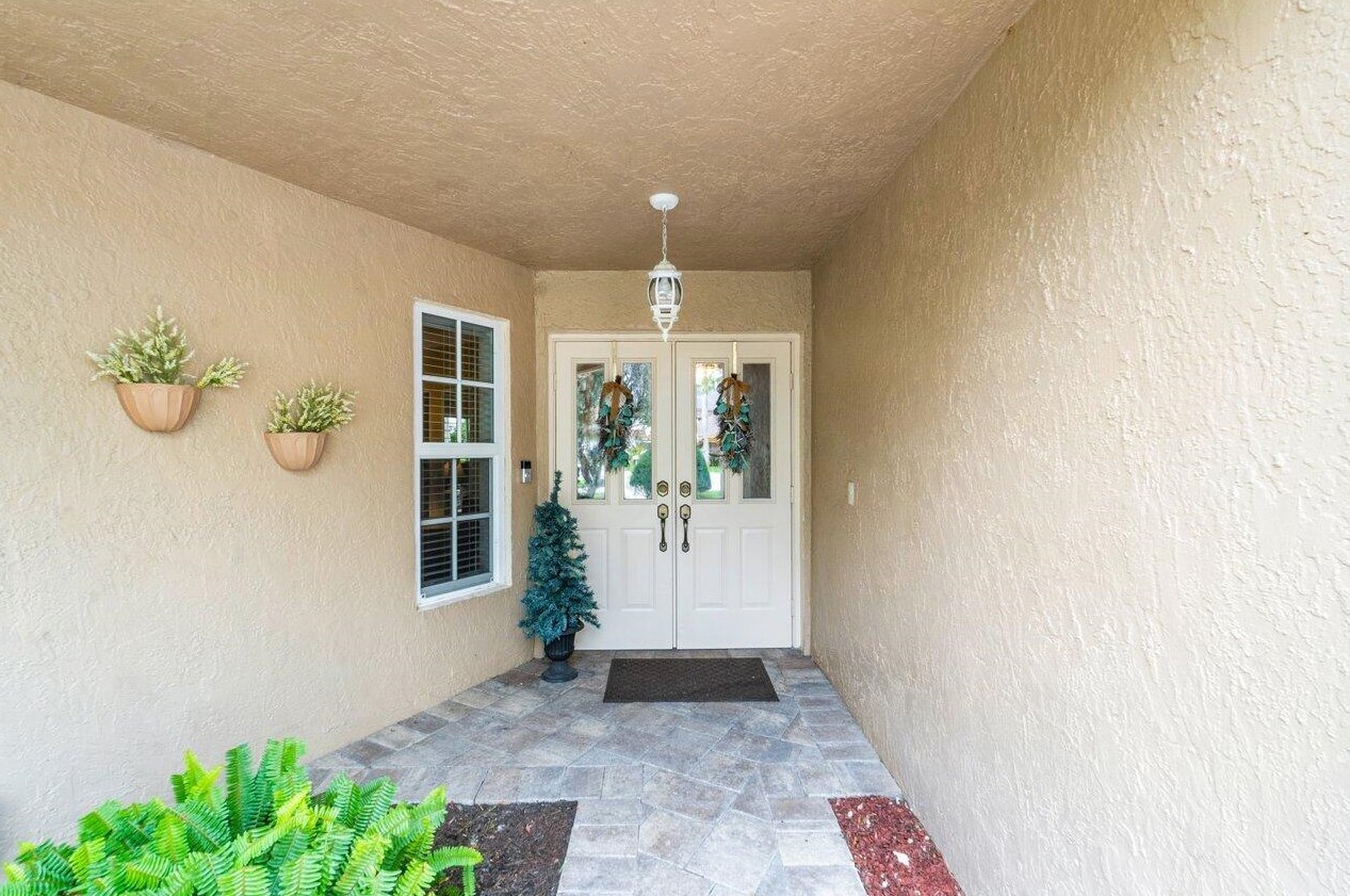 21360 Sawmill Ct, Boca Raton, FL 33498-1933