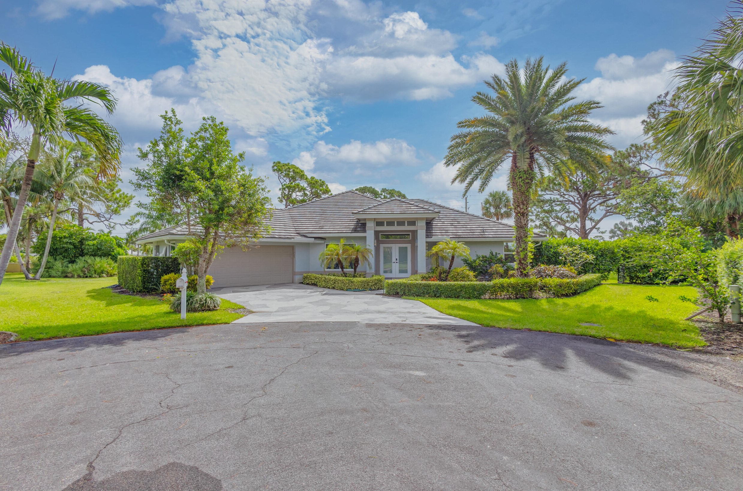 10394 Coconut Ln, Hobe Sound, FL 33455-4216