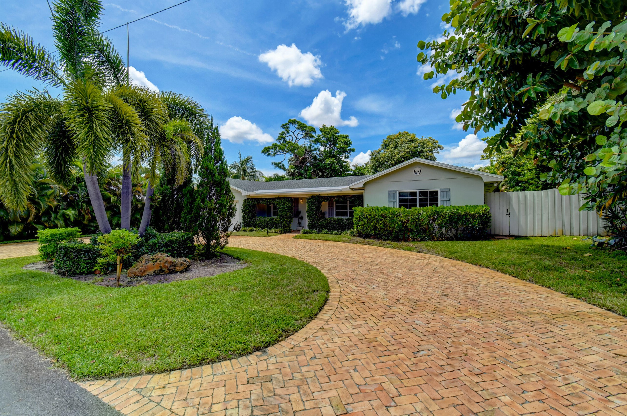 909 27th Ter, Boynton Beach FL  33435-7913 exterior