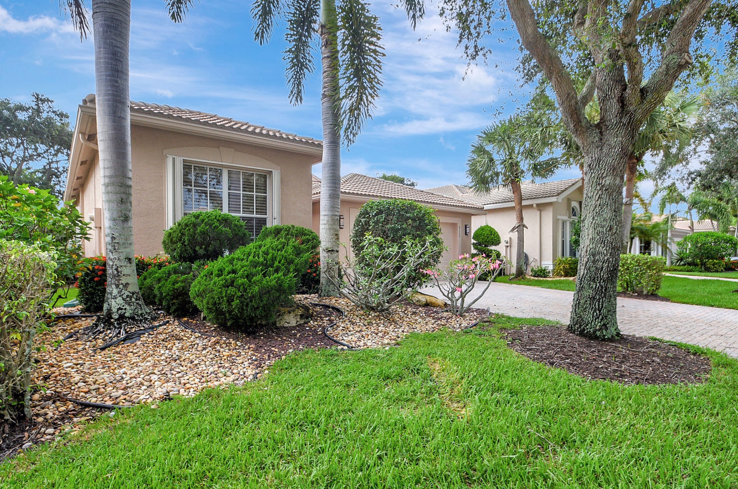 8250 Sandpiper Glen Dr, Lake Worth, FL 33467-6946