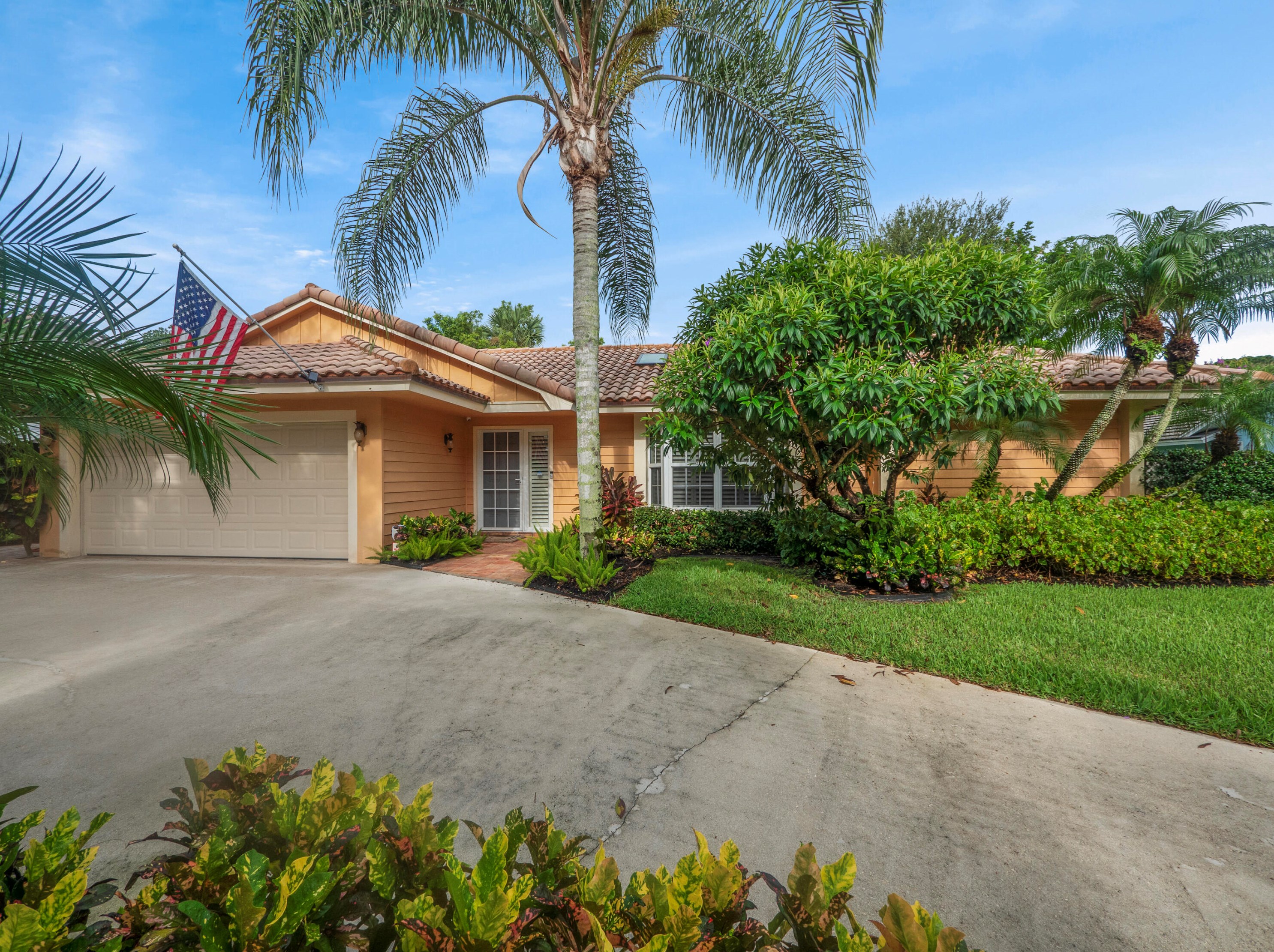 18205 Lake Bend Dr, Jupiter, FL 33458-3811