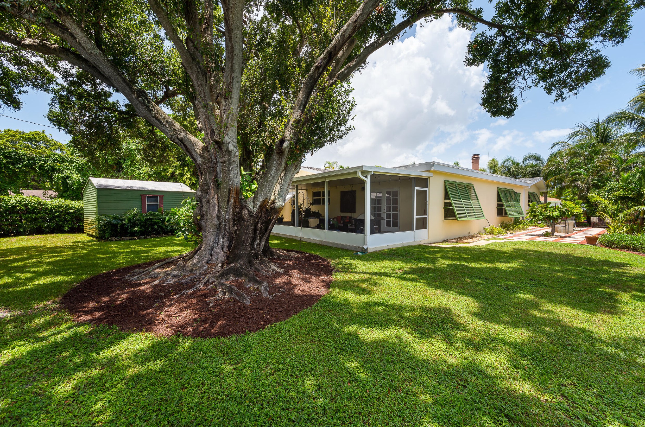 2049 7th Ct, Lake Worth, FL 33461-5611