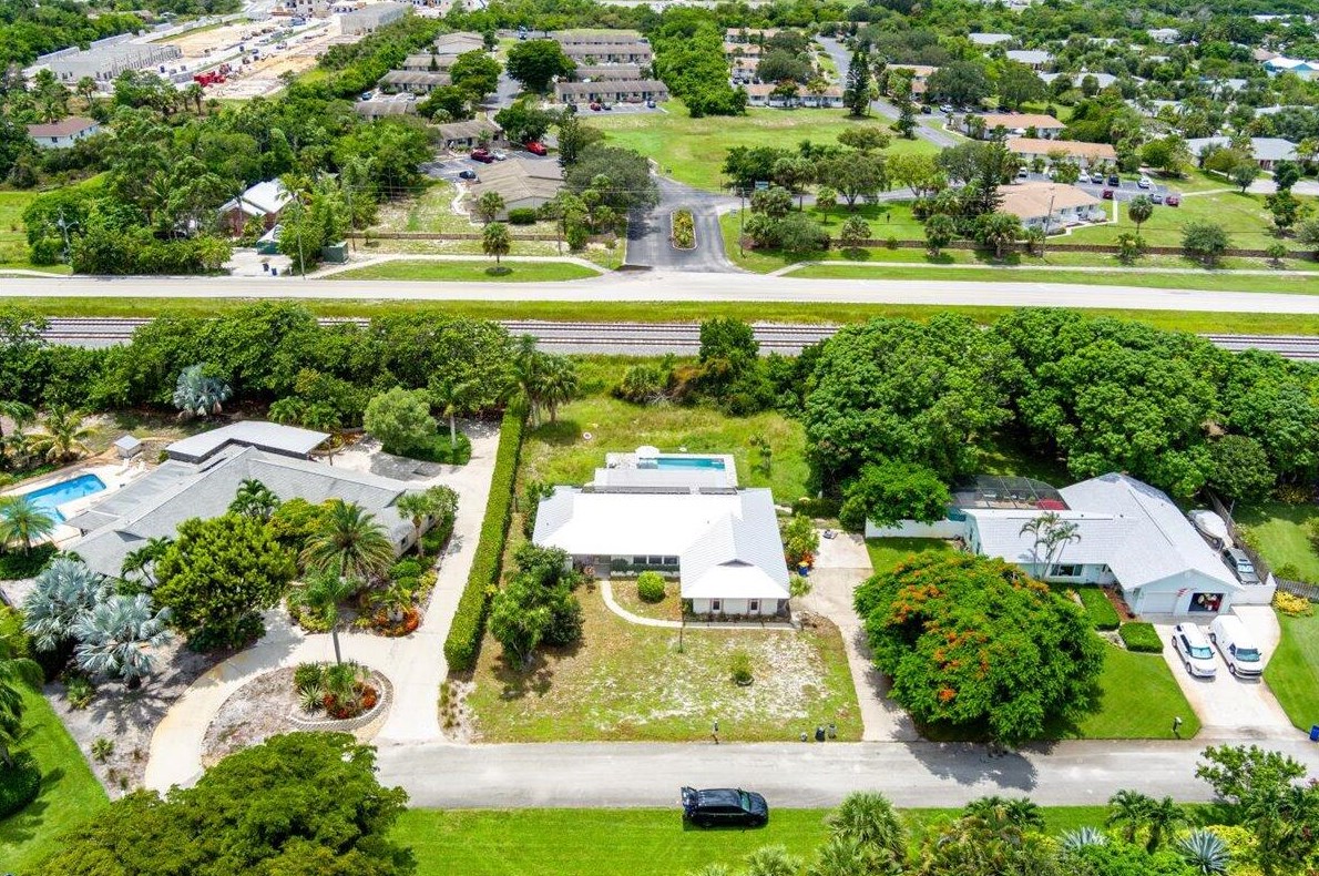 8233 Cumberland Cir, Hobe Sound, FL 33455-4055