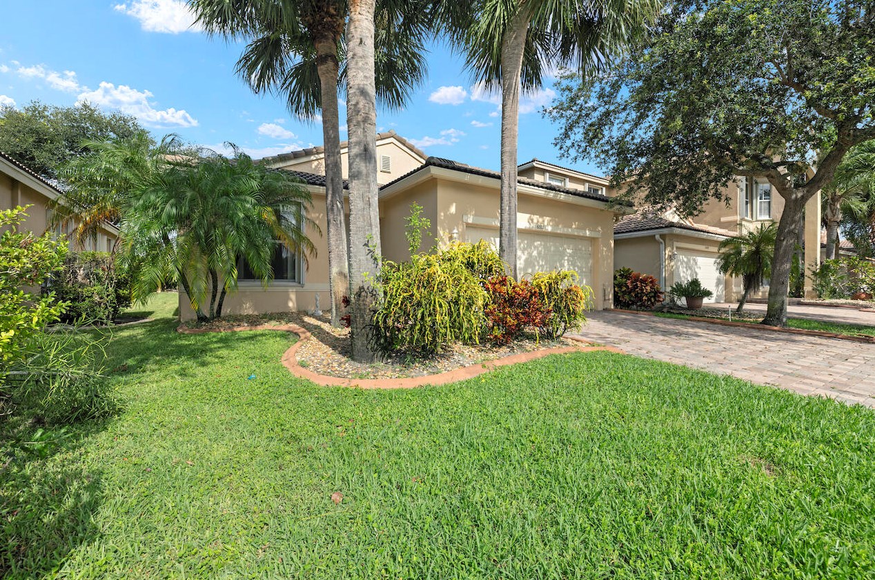 6577 Lurais Dr, Lake Worth, FL 33463
