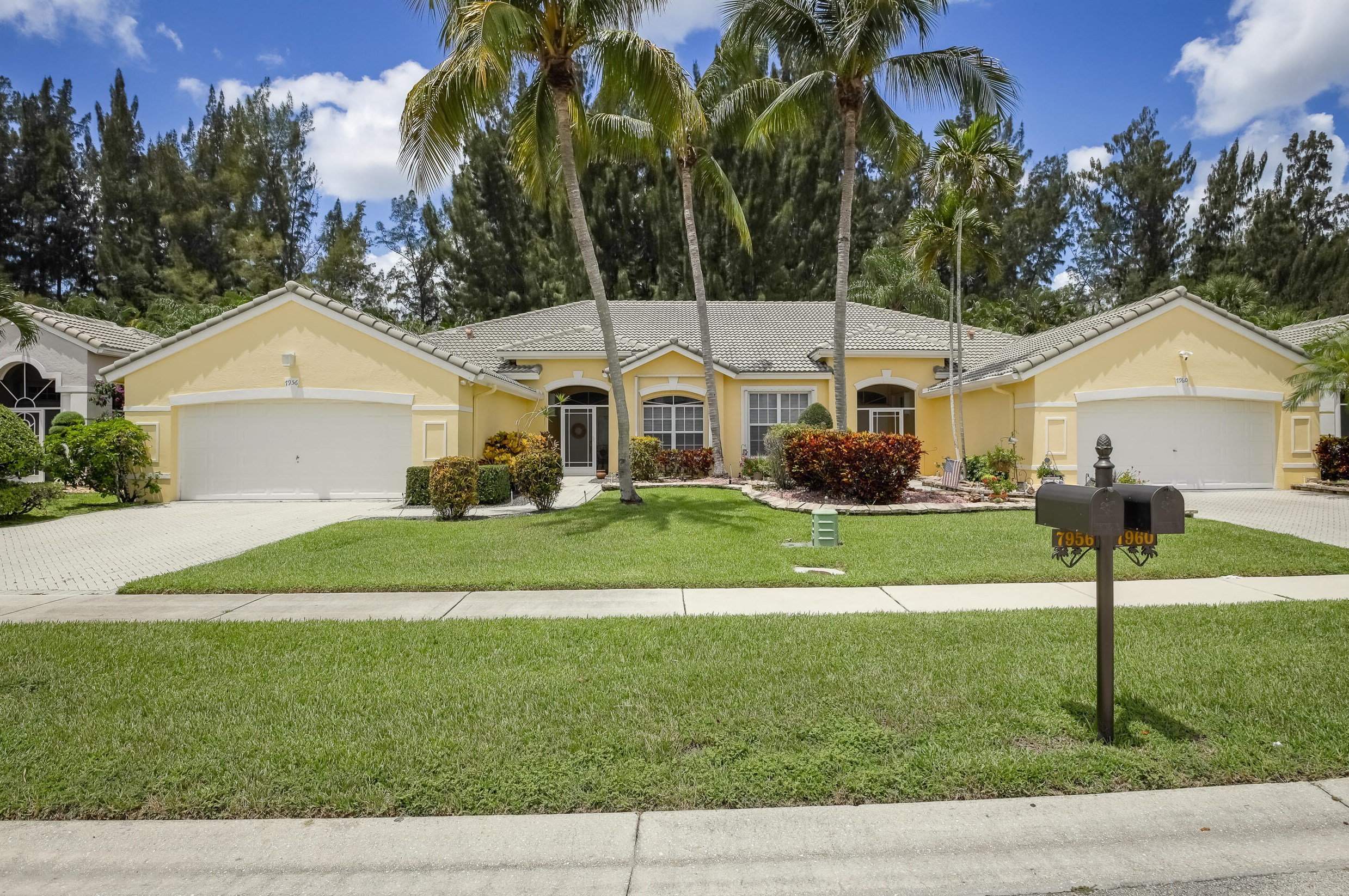 7956 Rockford Rd, Boynton Beach, FL 33472-2526