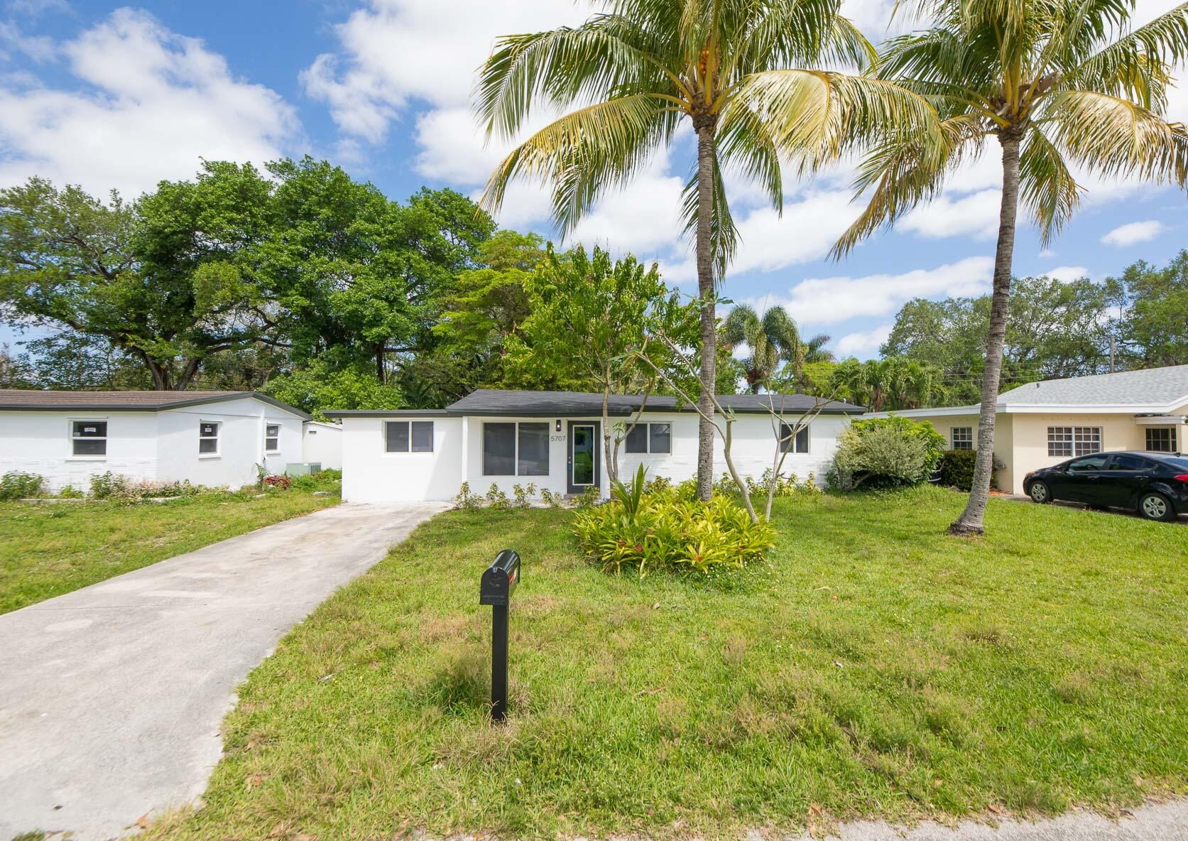 5709 Douglas St, Hollywood, FL 33021