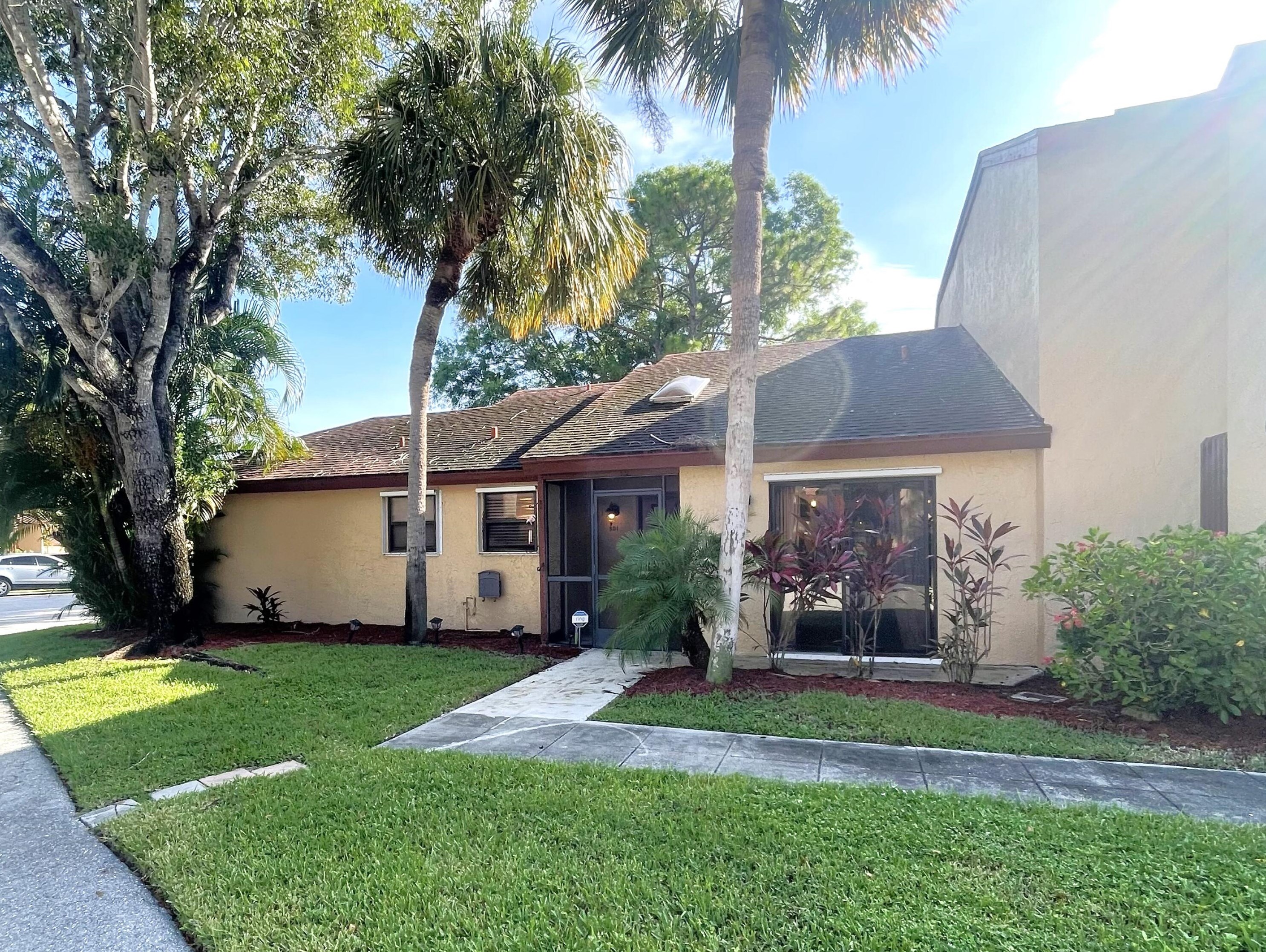 801 Lakeview Cir, West Palm Beach, FL 33411-8737