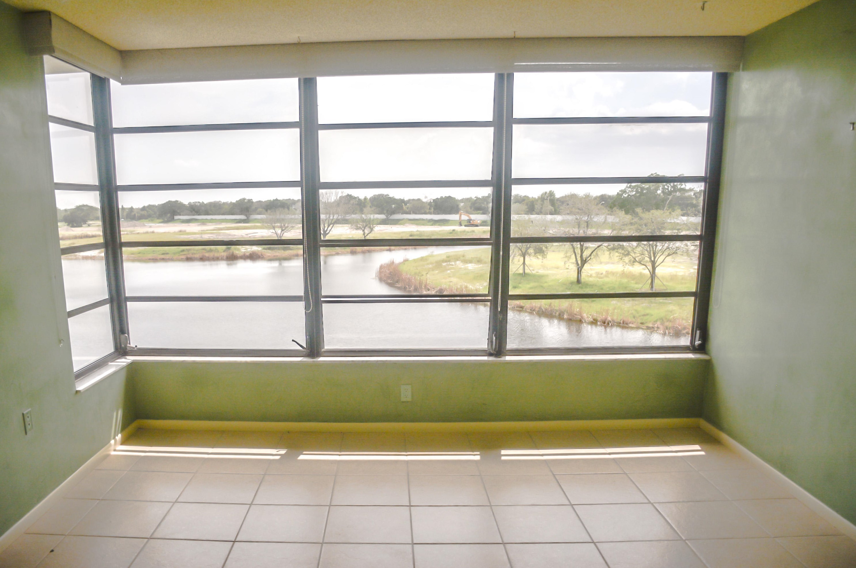 3520 Whitehall Dr #401, West Palm Beach, FL 33401