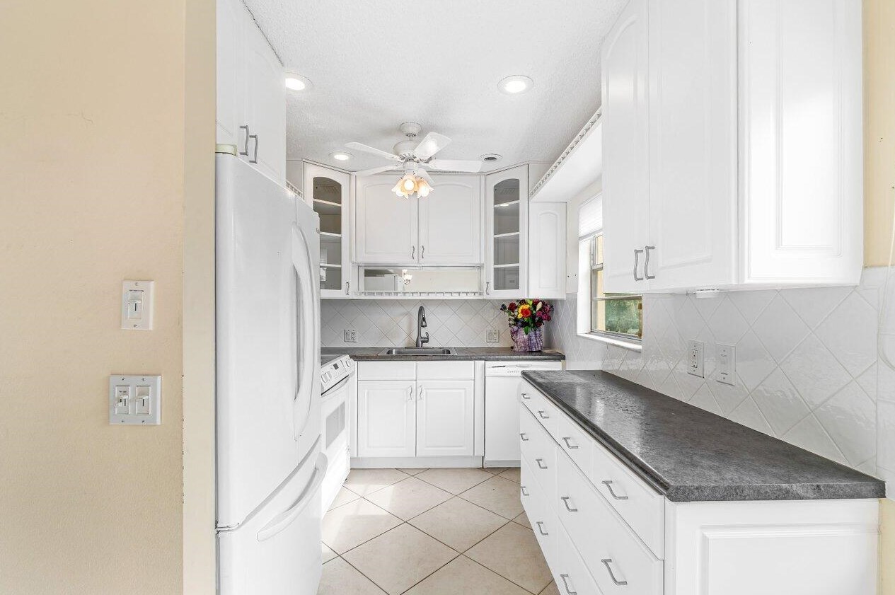 74 Mansfield B, Boca Raton FL 33434-4924 exterior